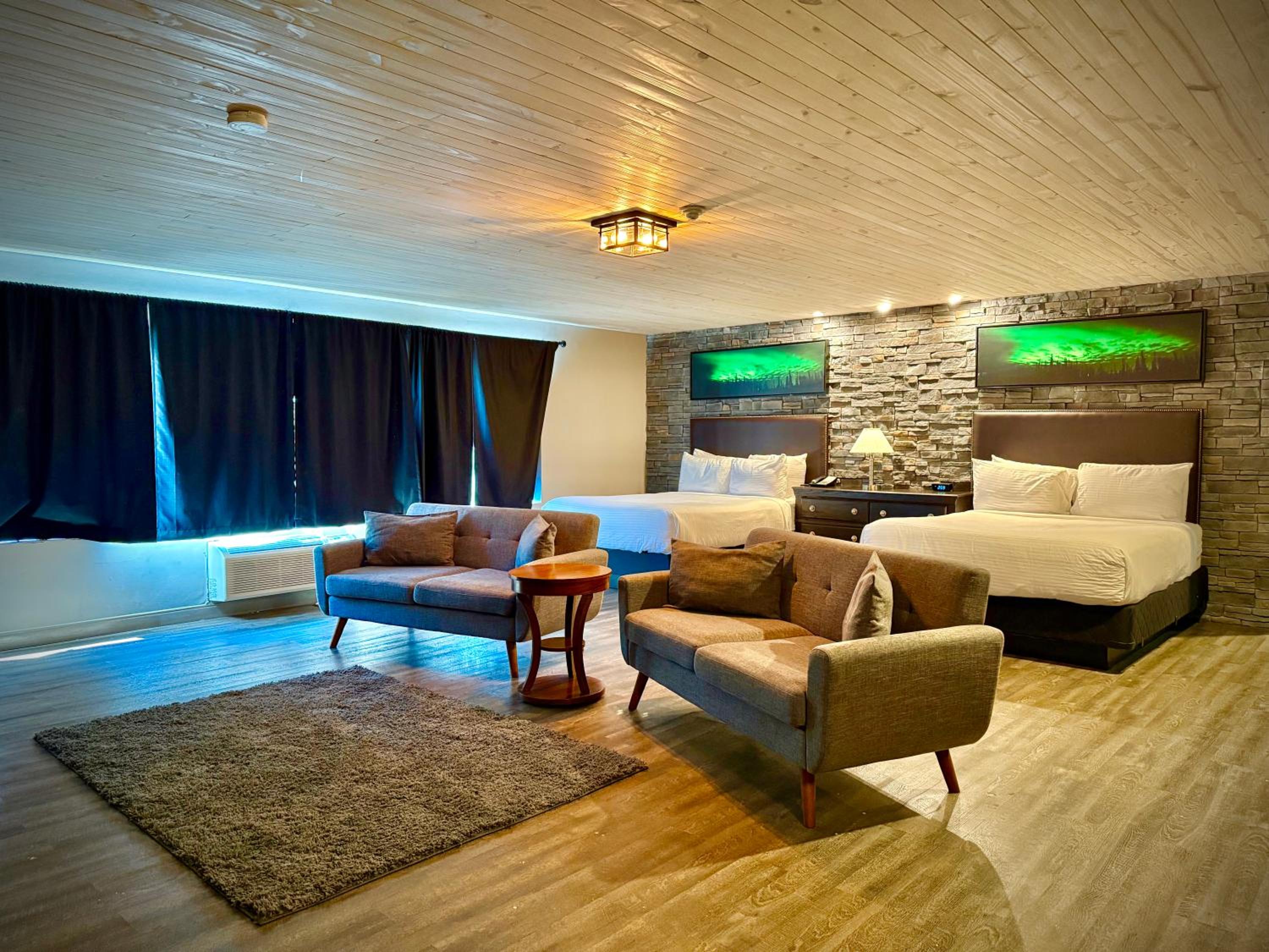 Quadruple Room with Two Queen Beds - Non Smoking photo 3