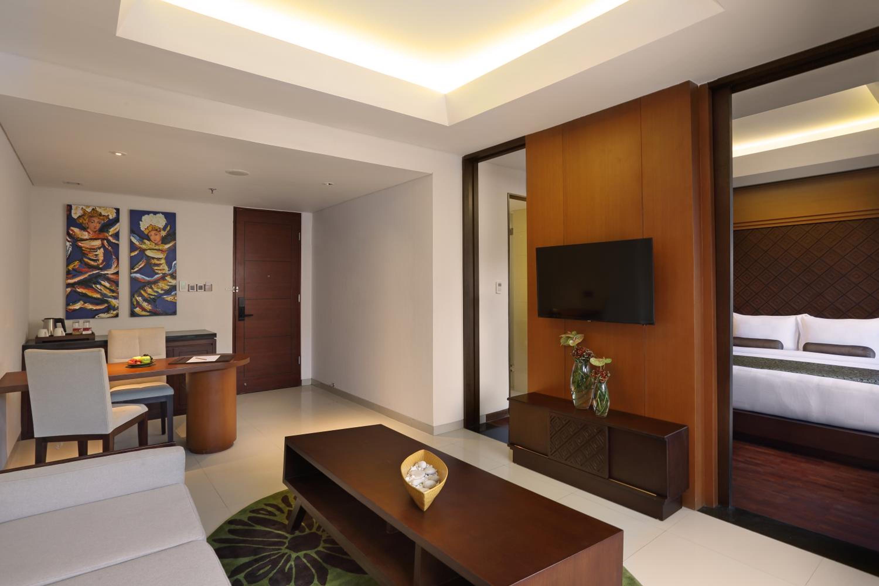Queen Suite with Pool Access photo 3