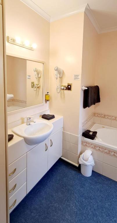 One-Bedroom Standard Apartment photo 2