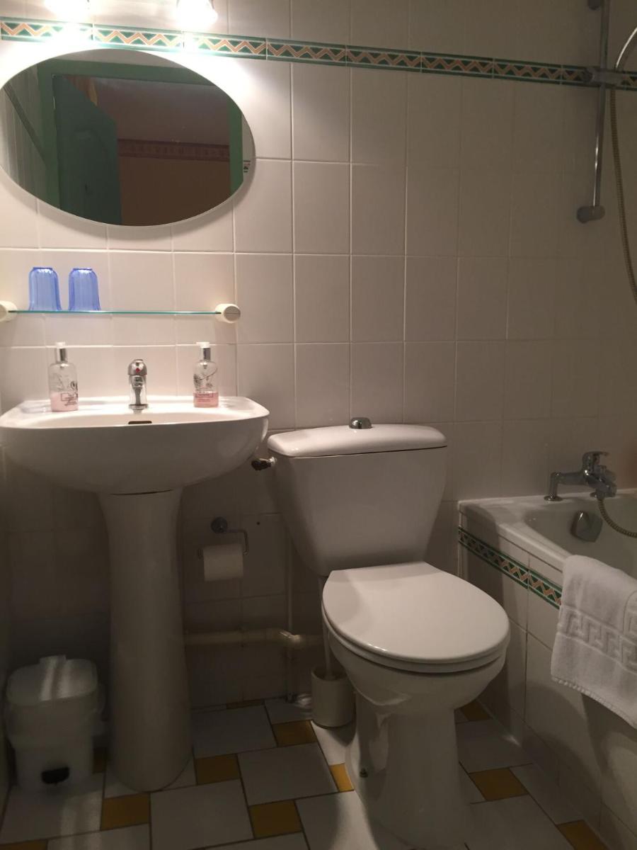 Double or Twin Room with Private Bathroom photo 3