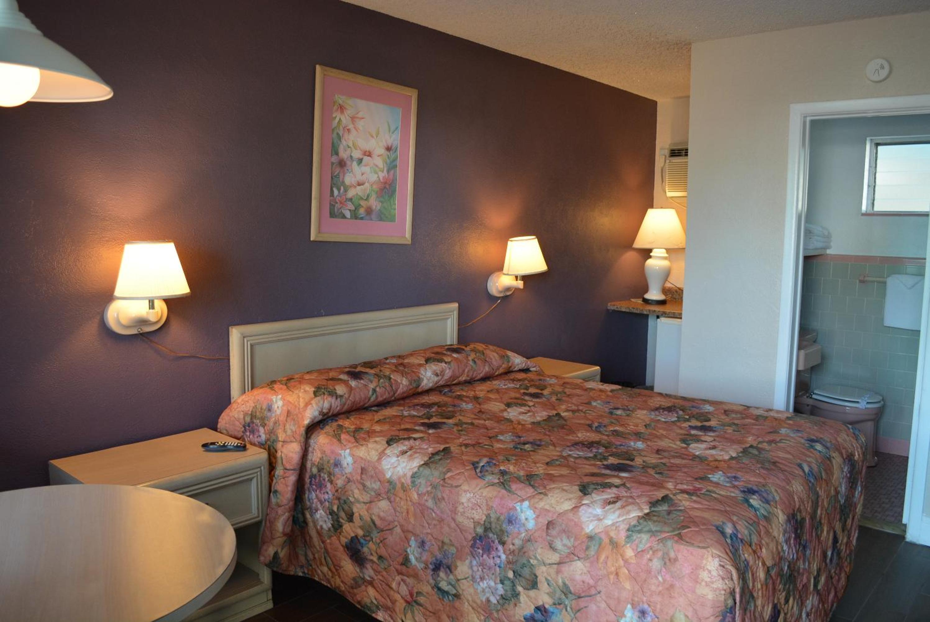Queen Room photo 1