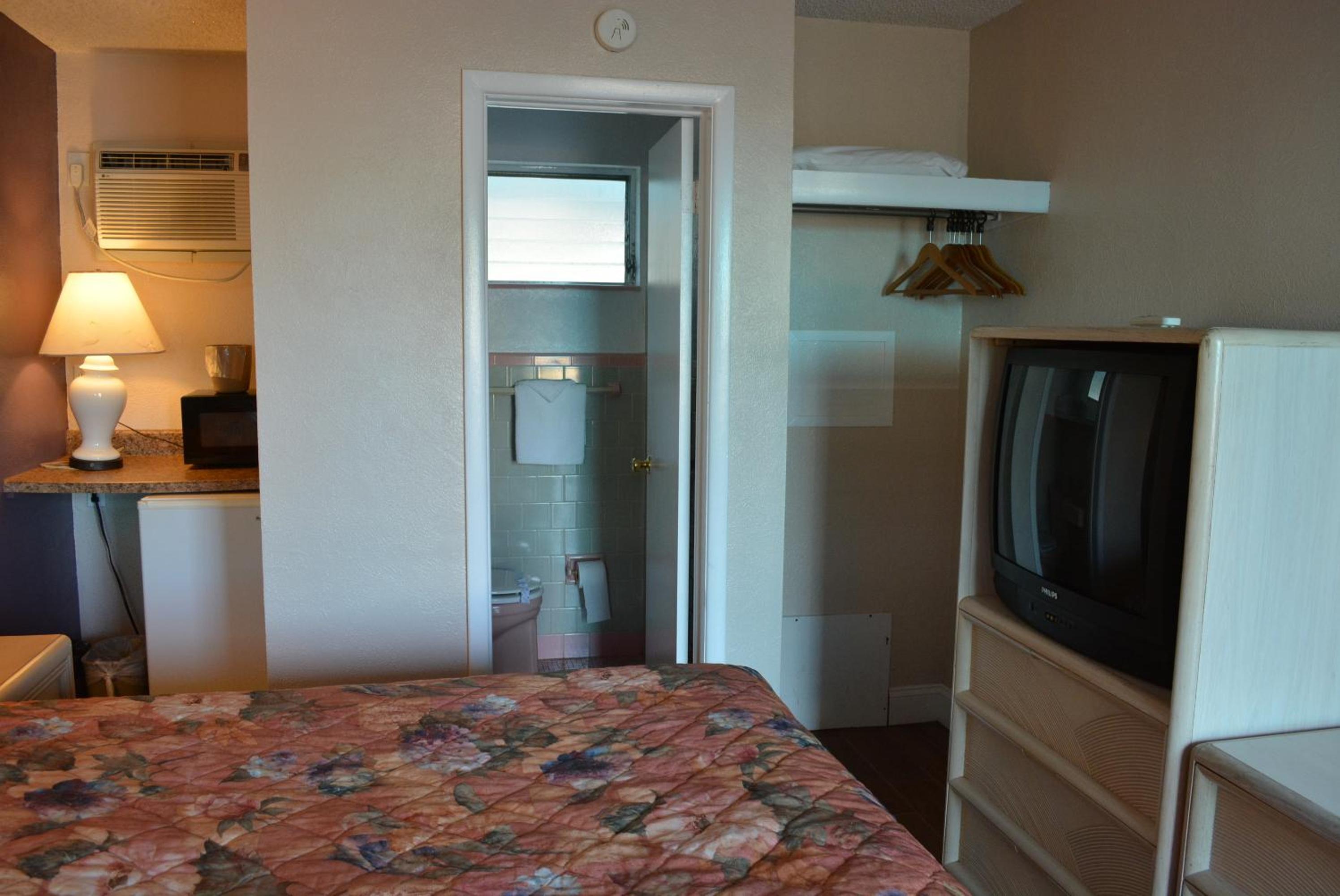 Queen Room photo 2