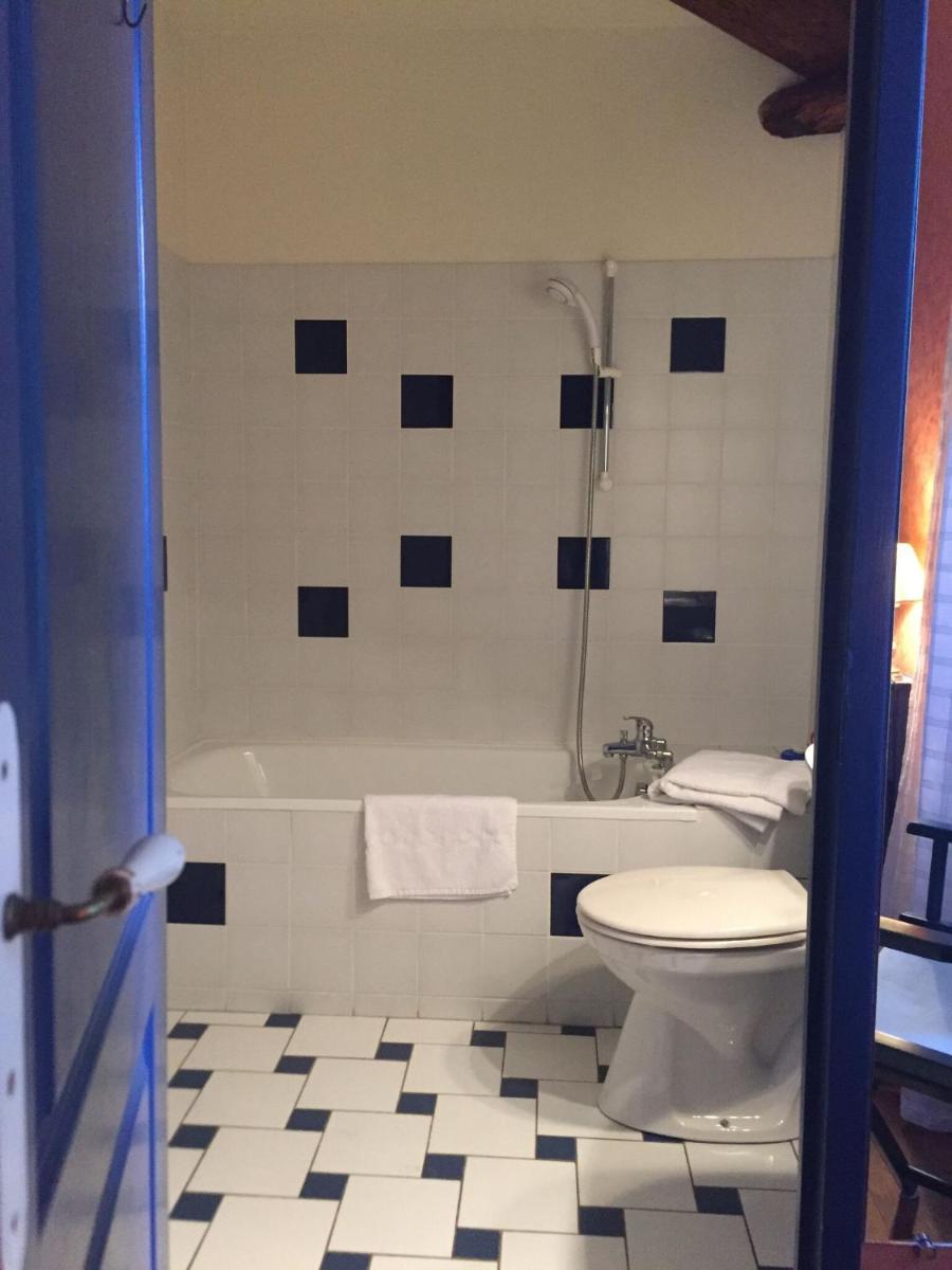 Double or Twin Room with Private Bathroom photo 3