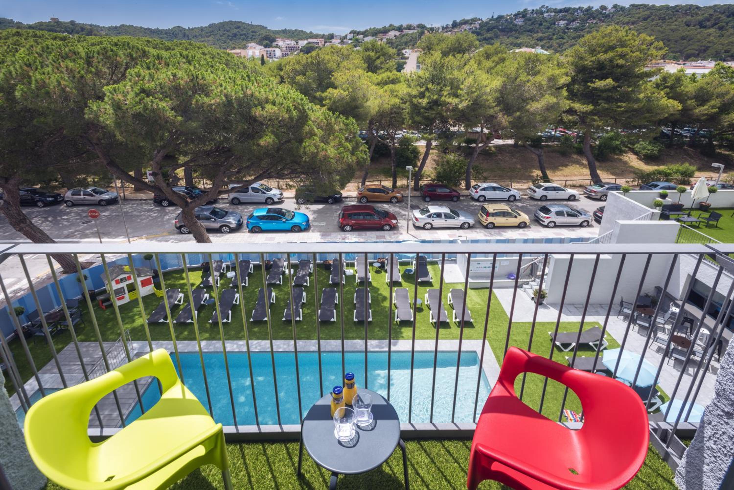 Double or Twin Room with Pool View - Photo 6