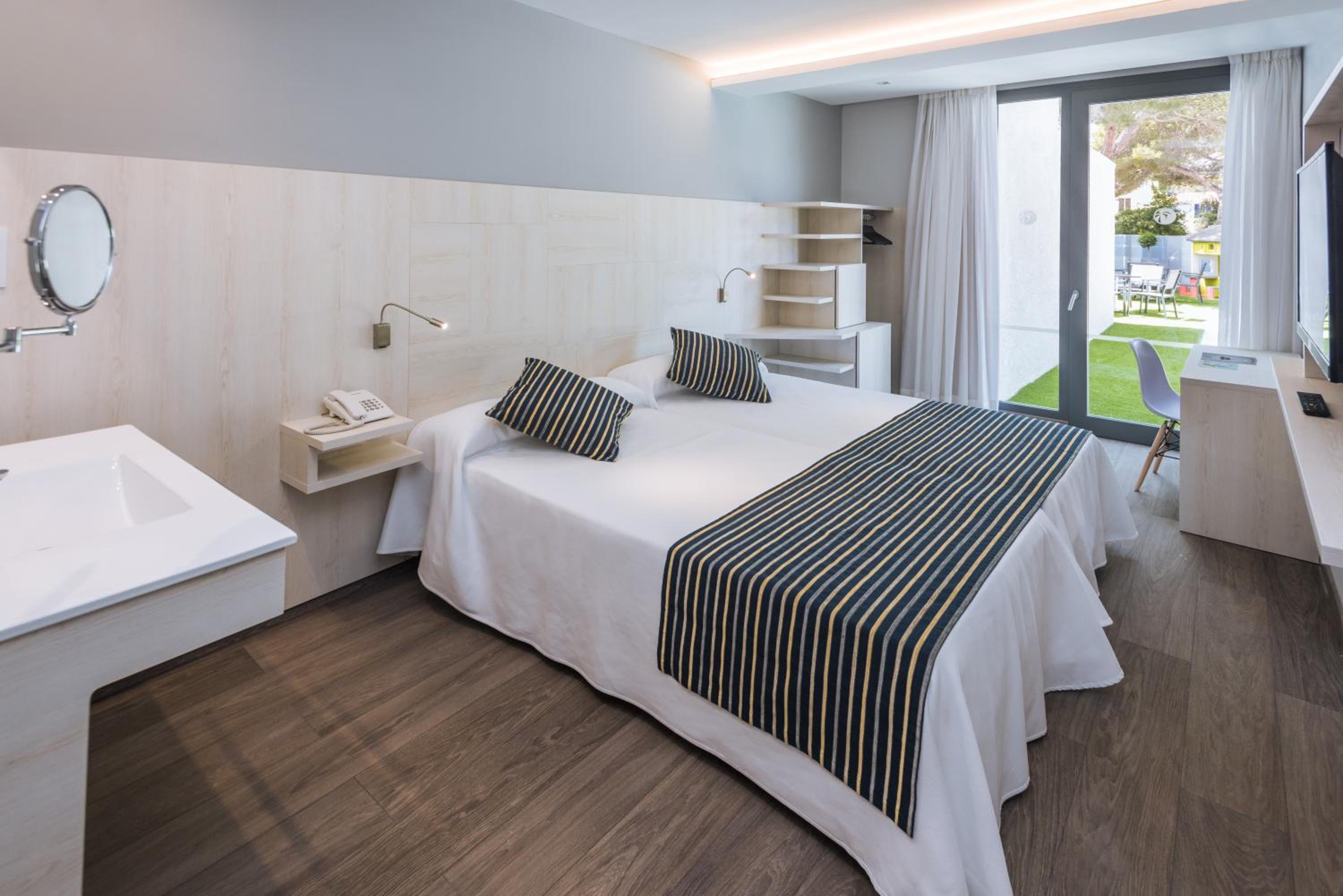 Double or Twin Room with Balcony - Photo 3