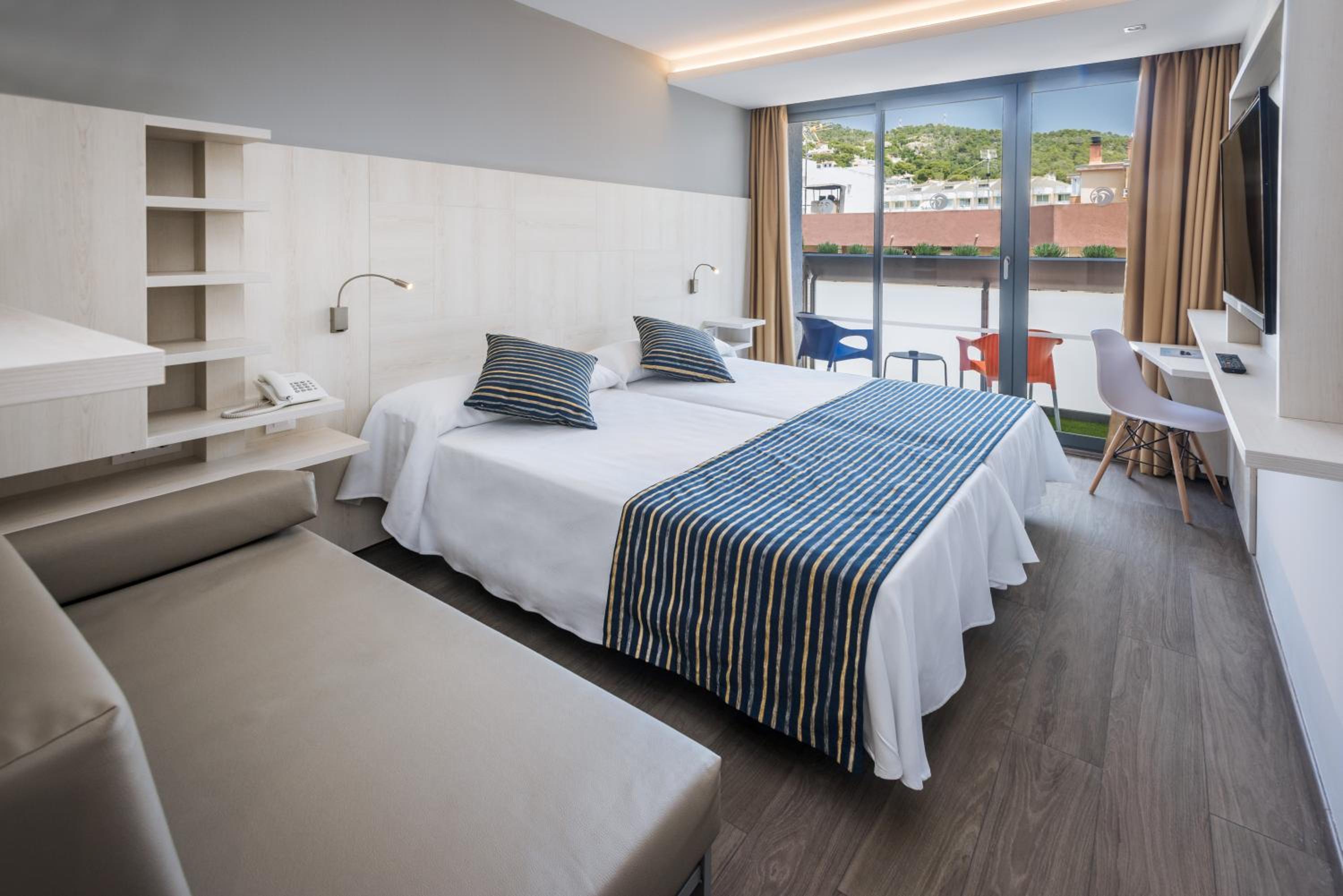 Double or Twin Room with Balcony - Photo 2