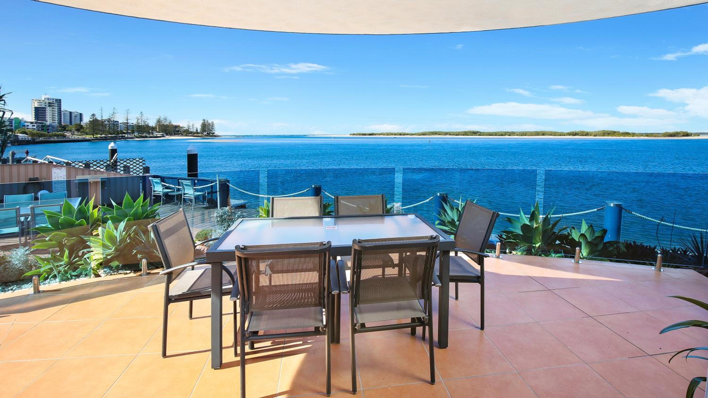Deluxe Two-Bedroom Apartment - Absolute Waterfront photo 2