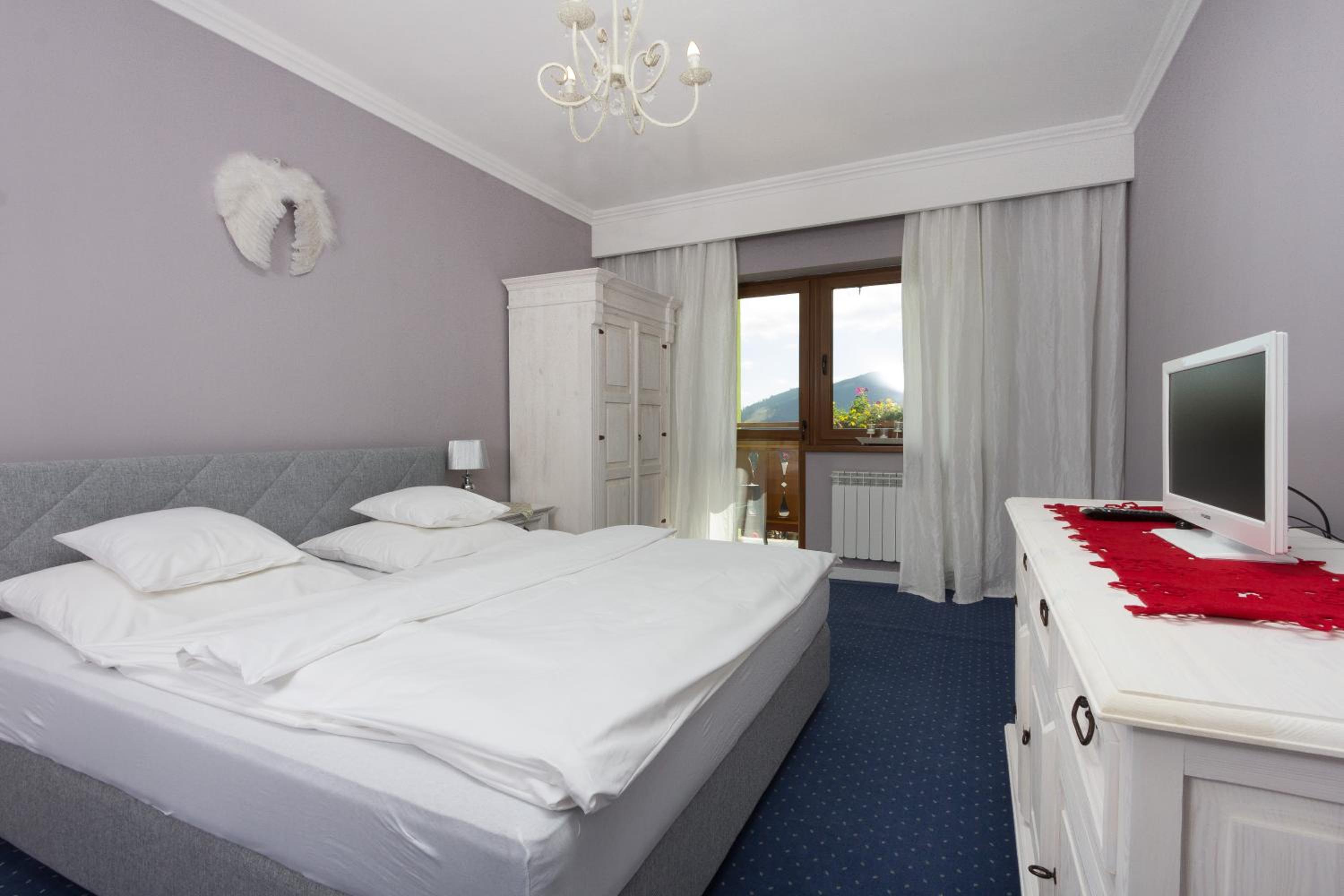 One-Bedroom Apartment with Balcony and Wellness - Photo 7