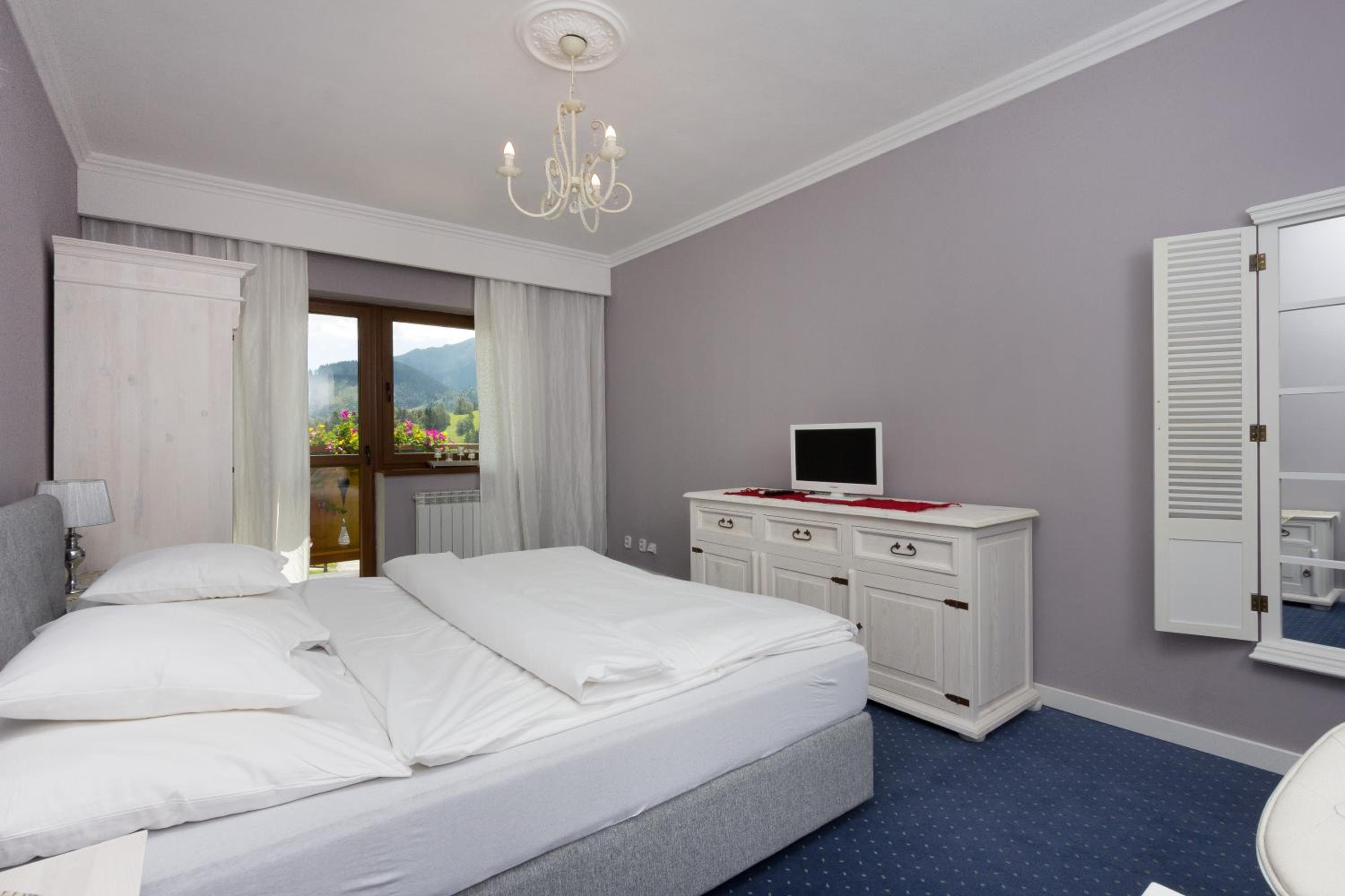 One-Bedroom Apartment with Balcony and Wellness - Photo 4