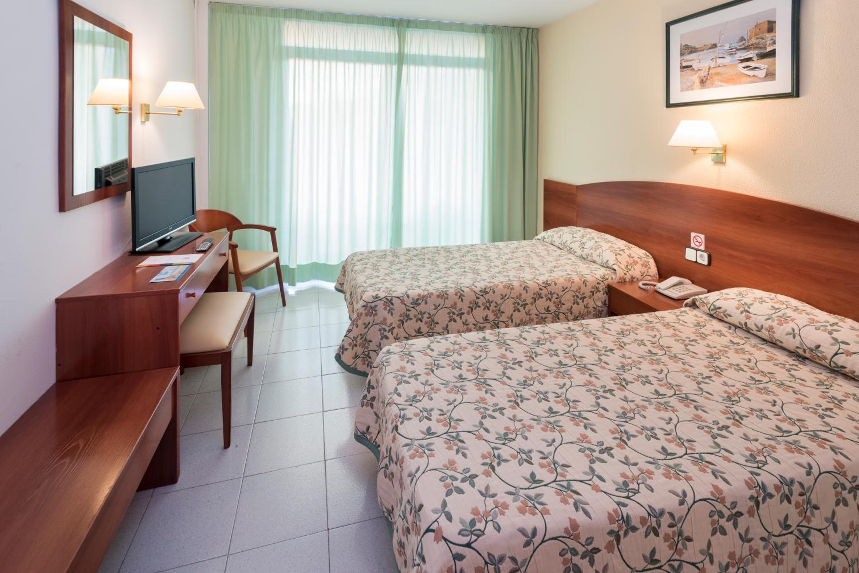 Twin Room with Balcony - Photo 3