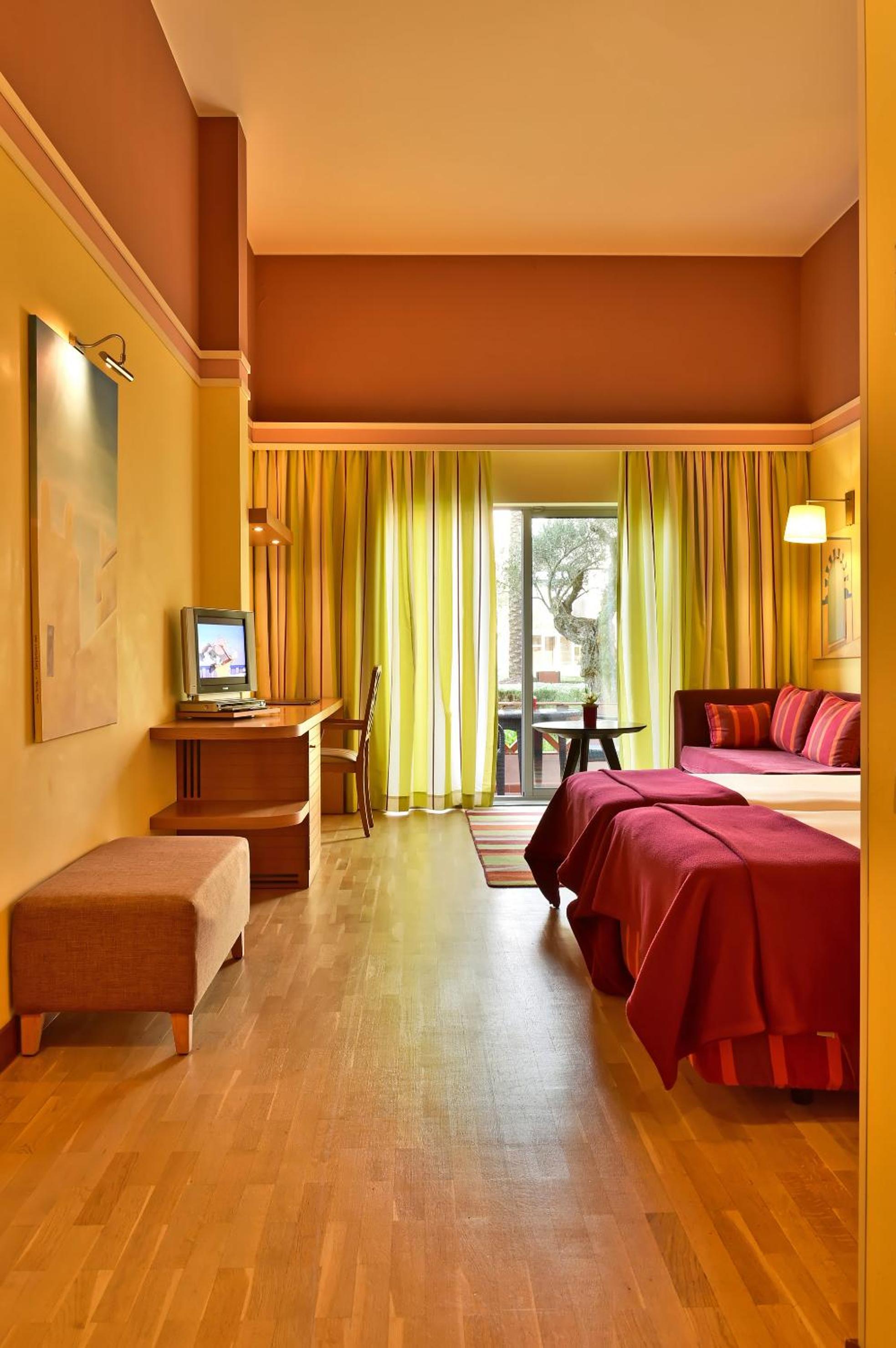 Superior Double or Twin Room with Garden View - Photo 4