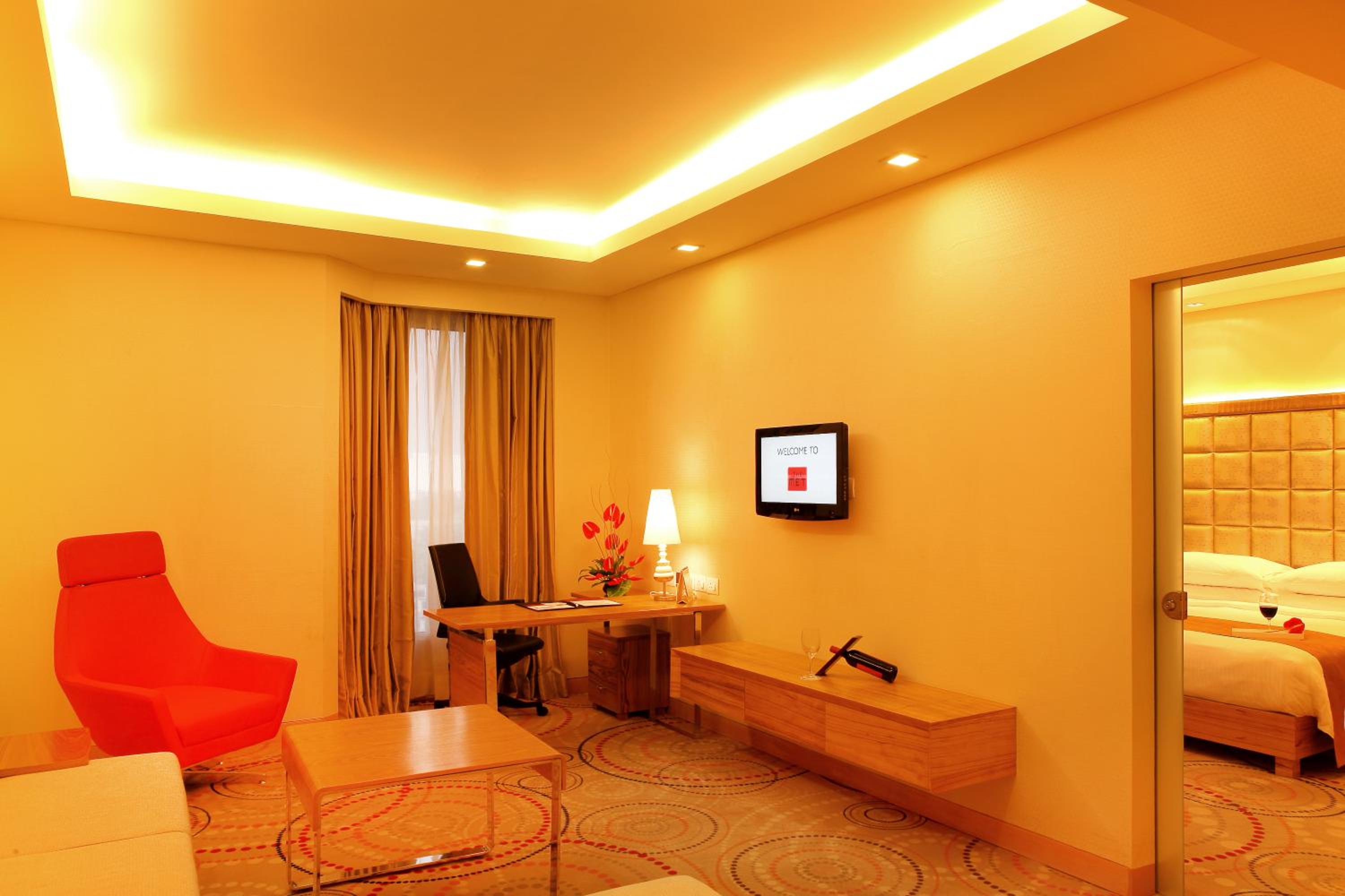 Executive Suite Inclusive of Breakfast and Dinner, and Happy Hours at Club Lounge from 1830 hrs to 2030 hrs and 20% off on food & soft beverages photo 2