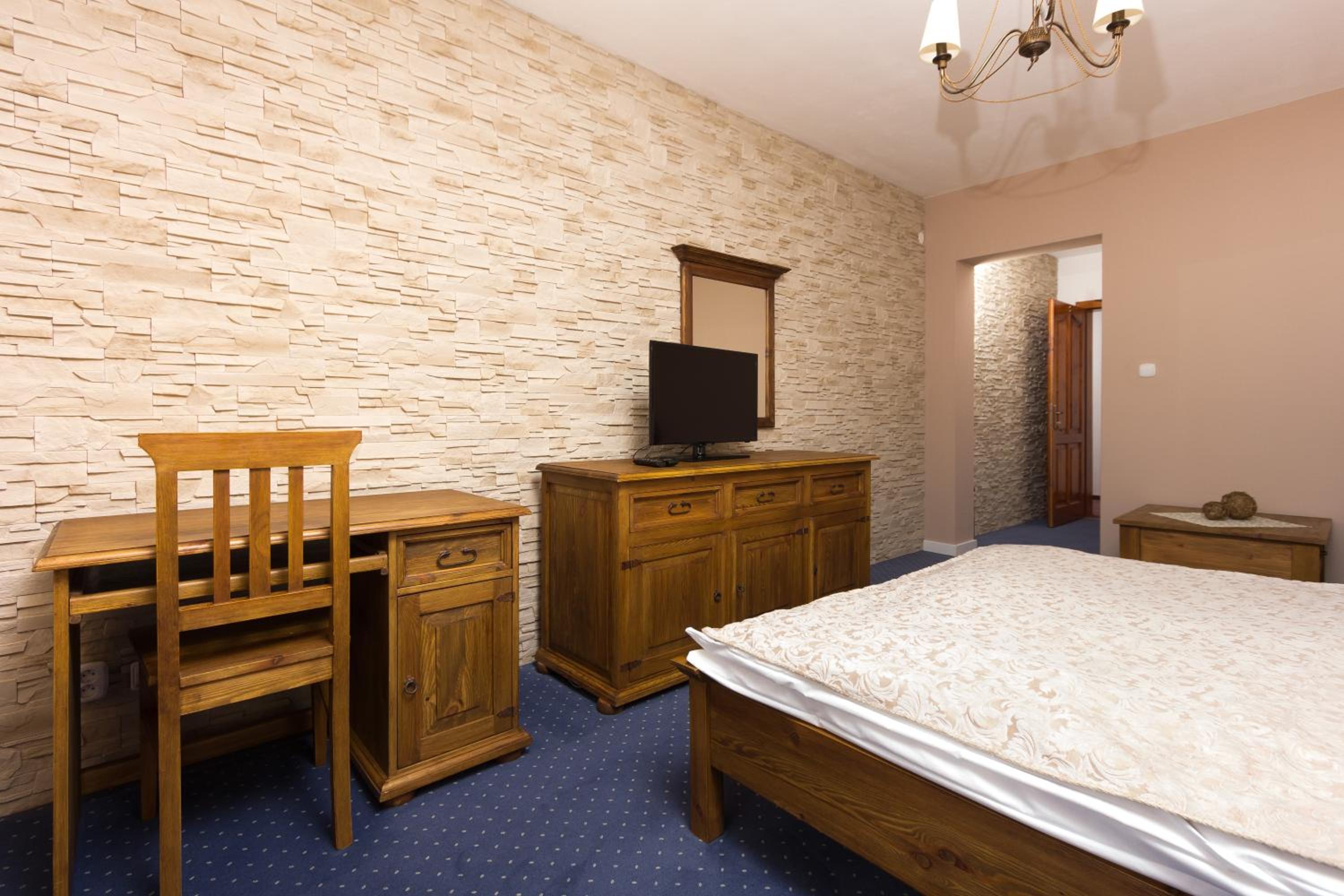 One-Bedroom Apartment with Balcony and Wellness - Photo 2