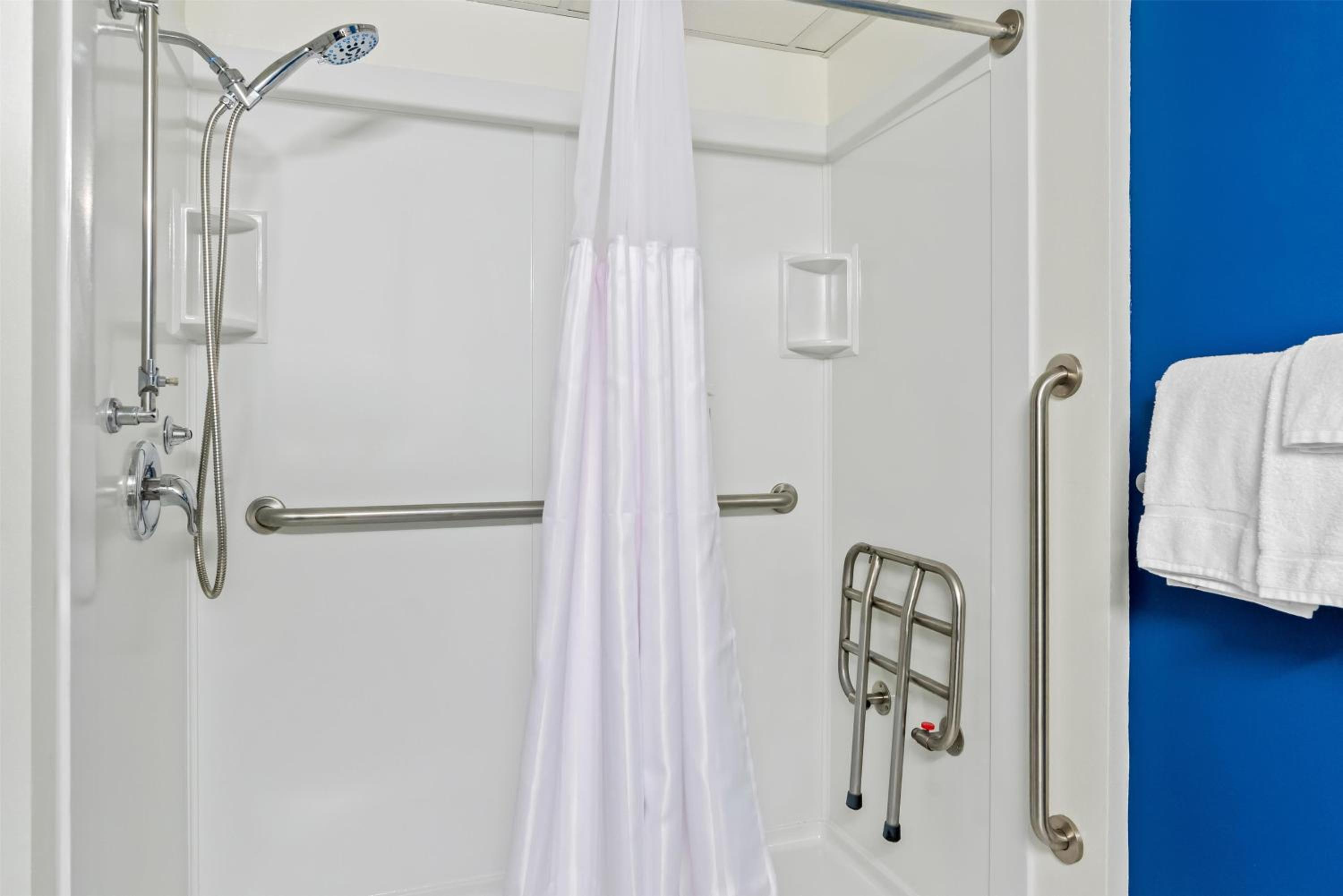 King Room with Roll-In Shower - Mobility Access photo 1