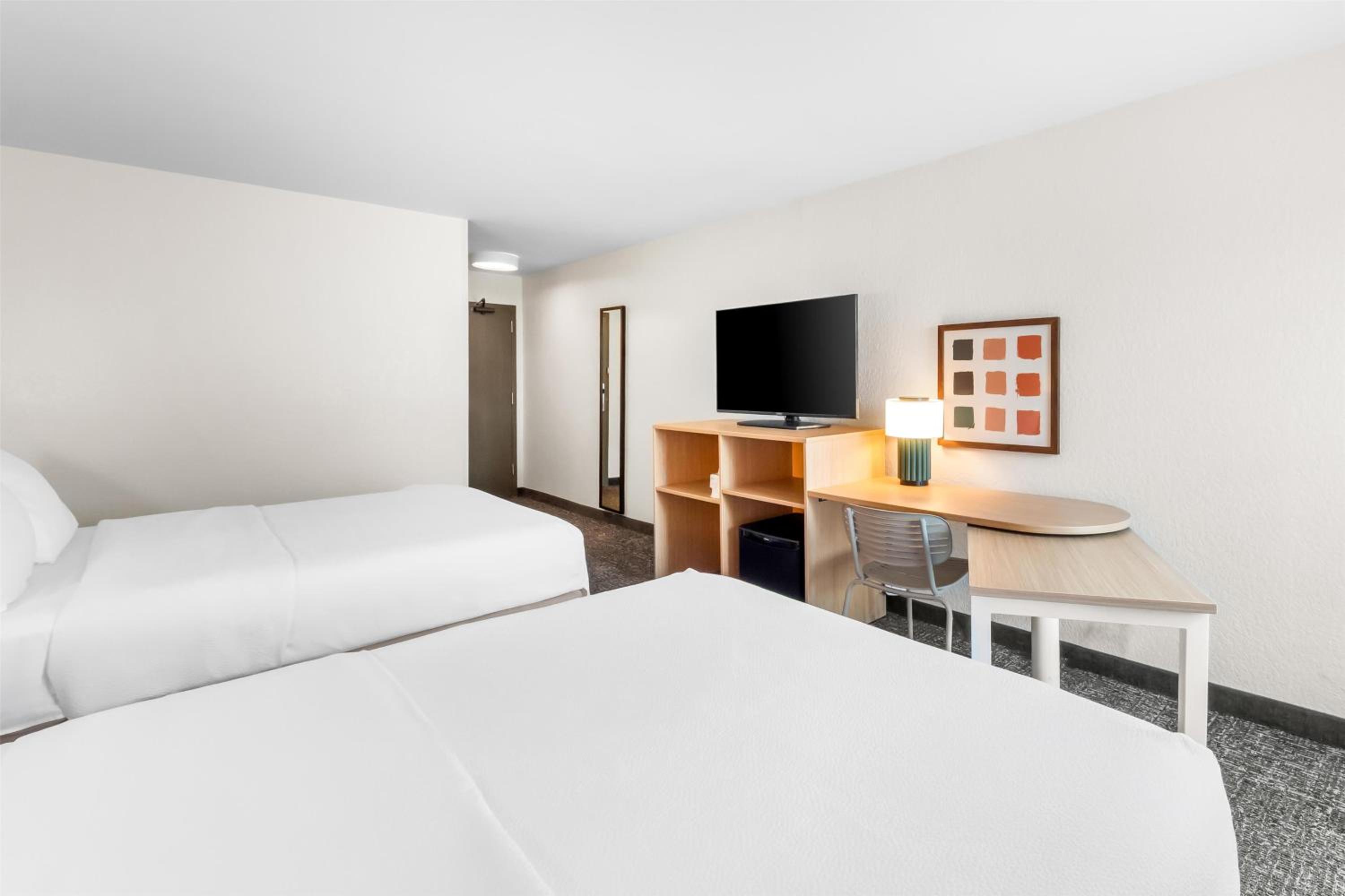 Queen Room with Two Queen Beds - Photo 4
