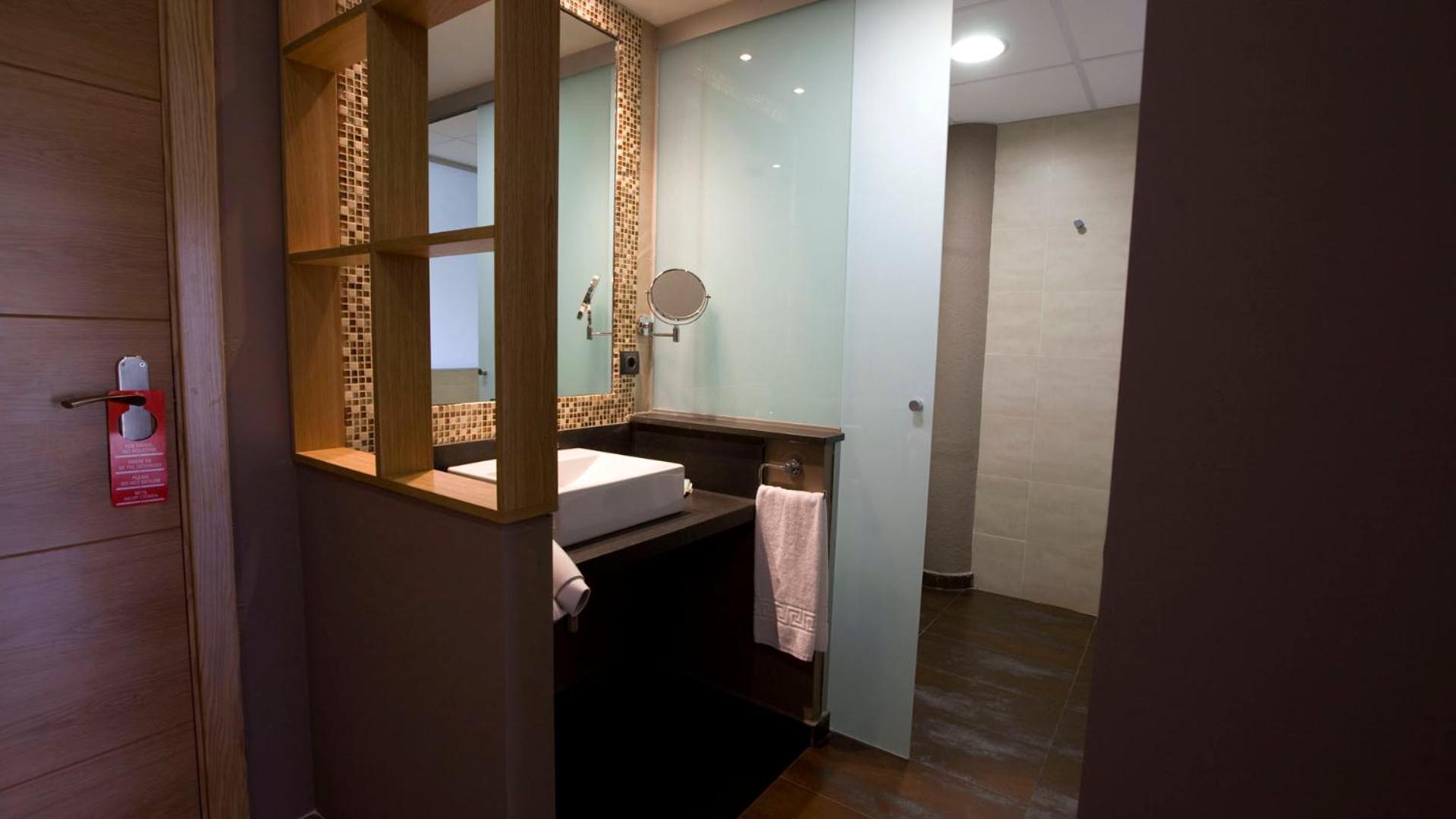 Double or Twin Room - Photo 10
