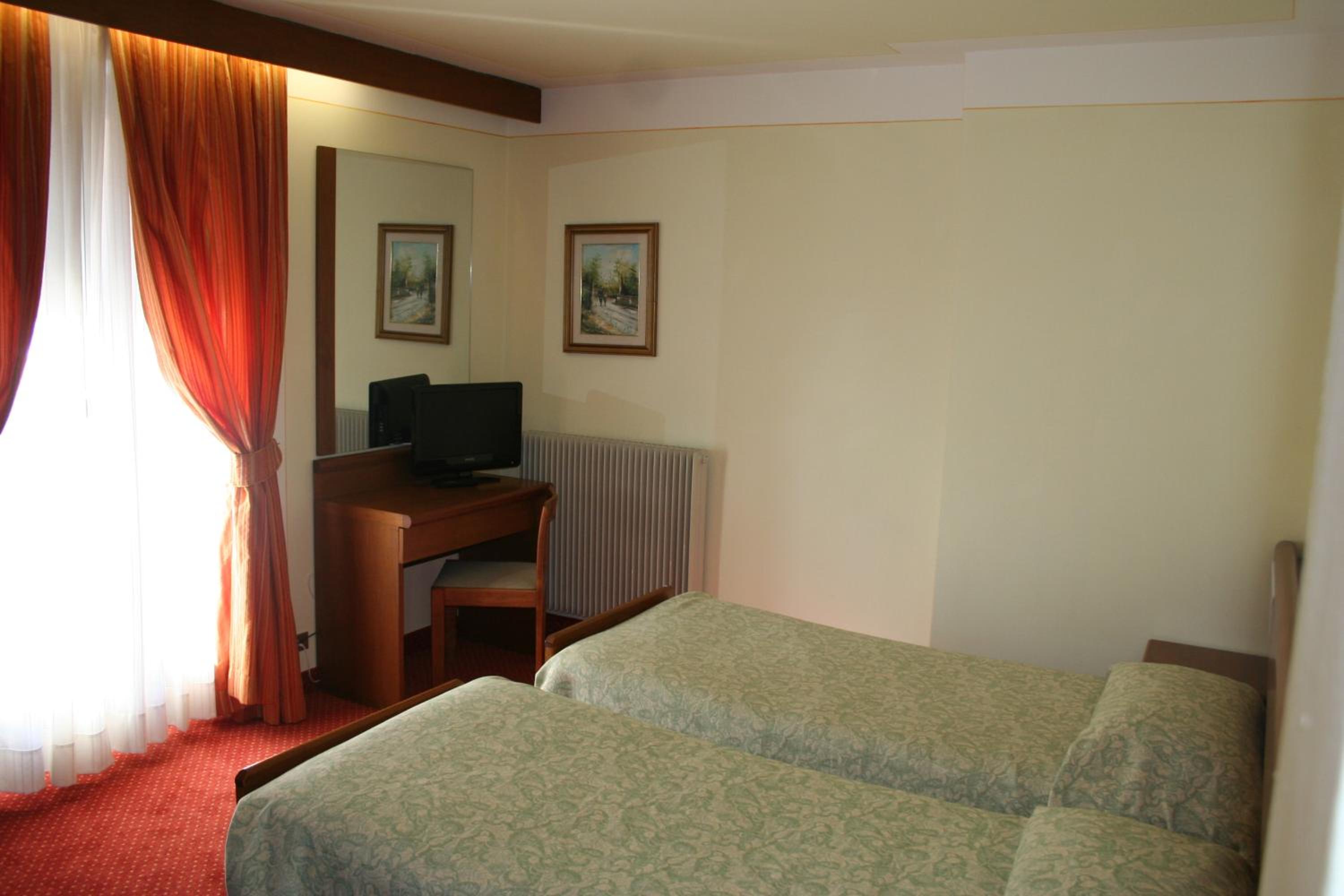 Economy Double Room photo 3