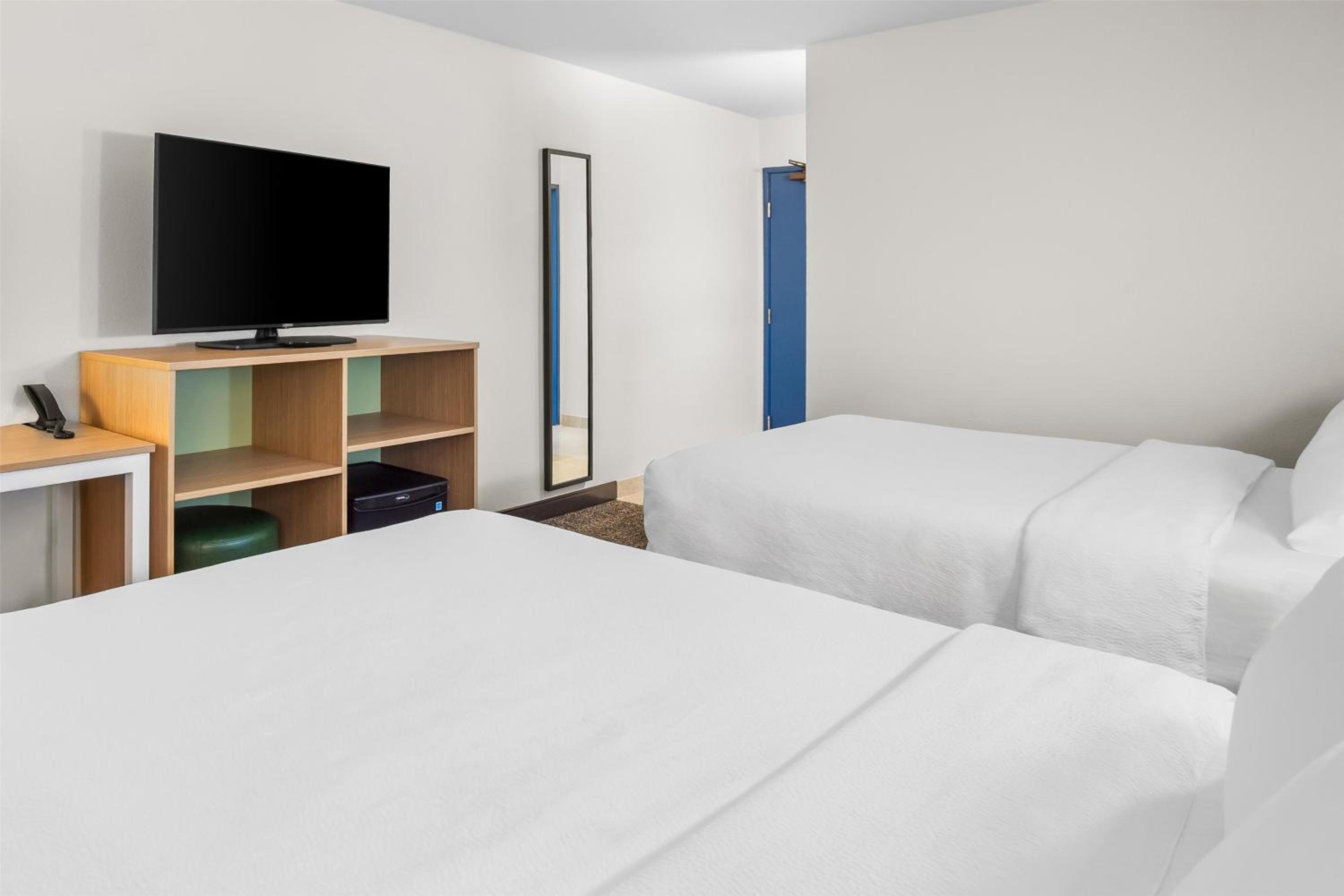 Queen Room with Two Queen Beds - Photo 2