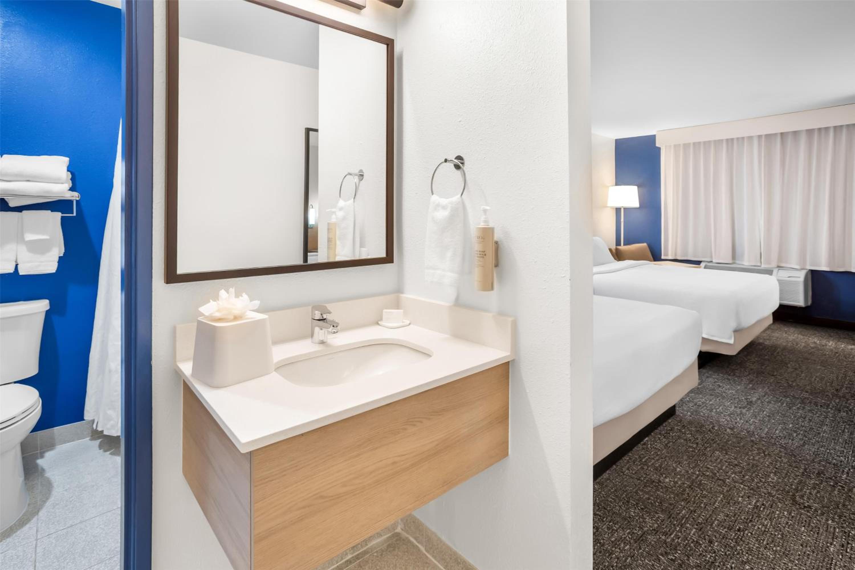 Queen Room with Two Queen Beds - Photo 3