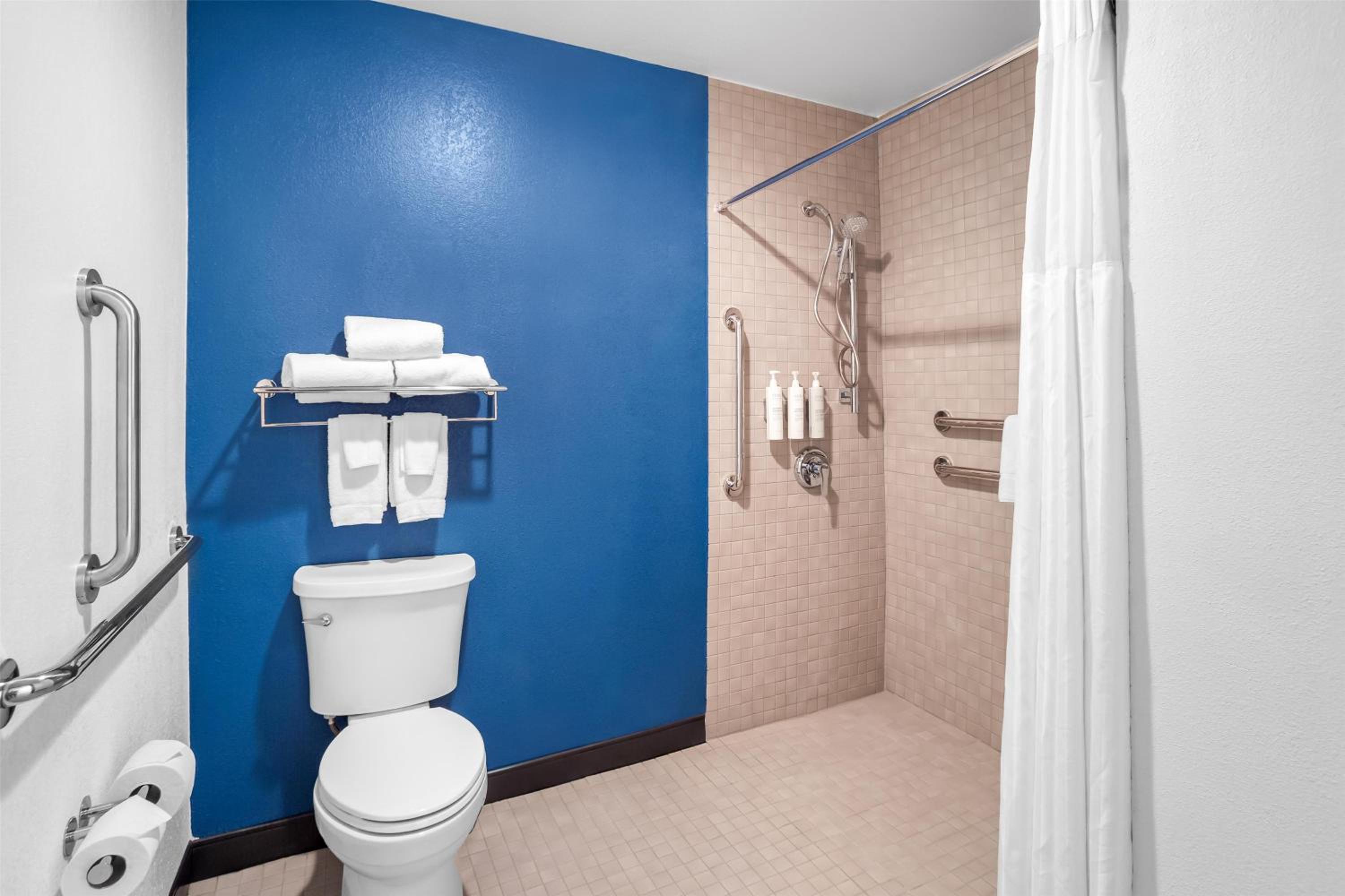Queen Room with Roll-In Shower - Mobility Access - Photo 3