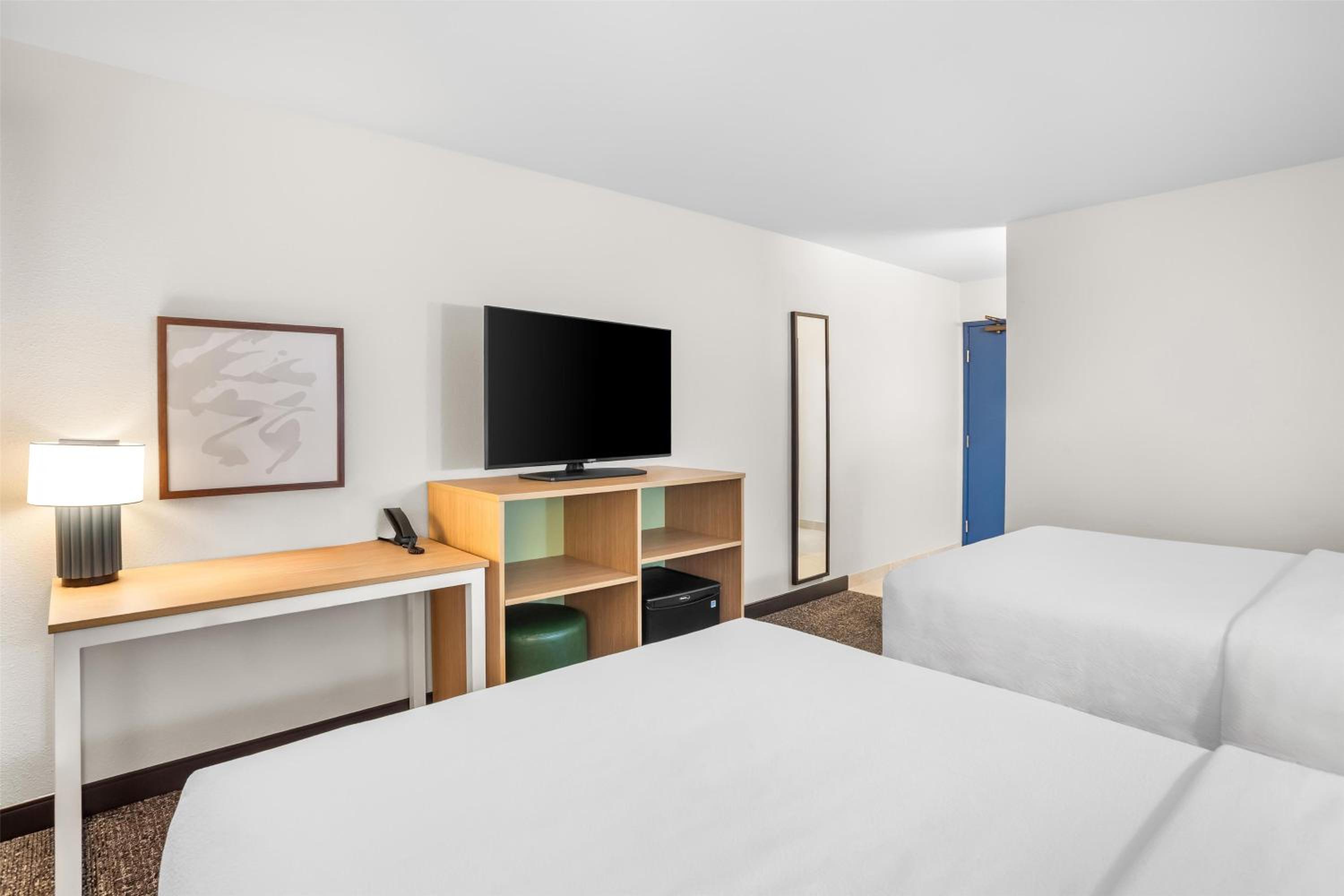 Queen Room with Two Queen Beds - Photo 5