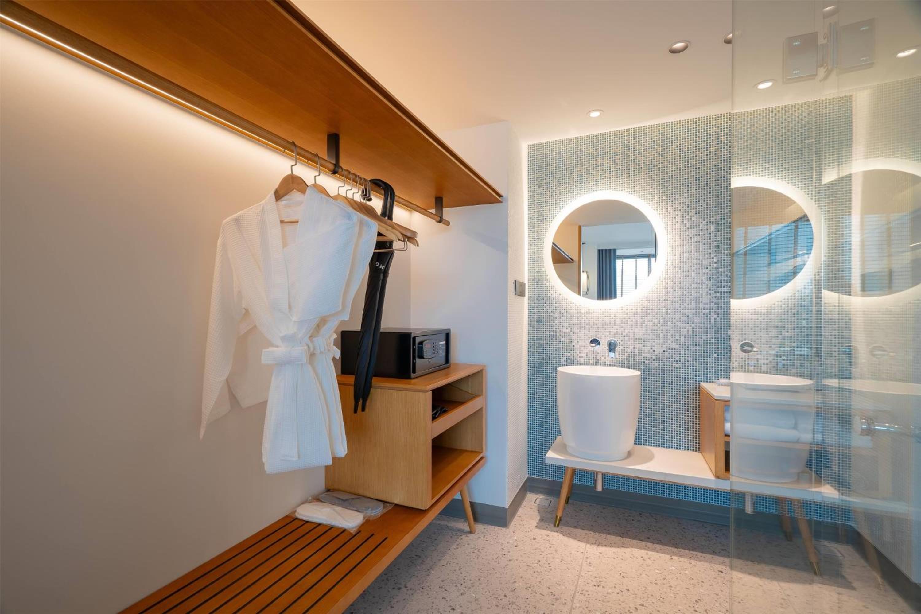 Deluxe King Room with Pool Access photo 3