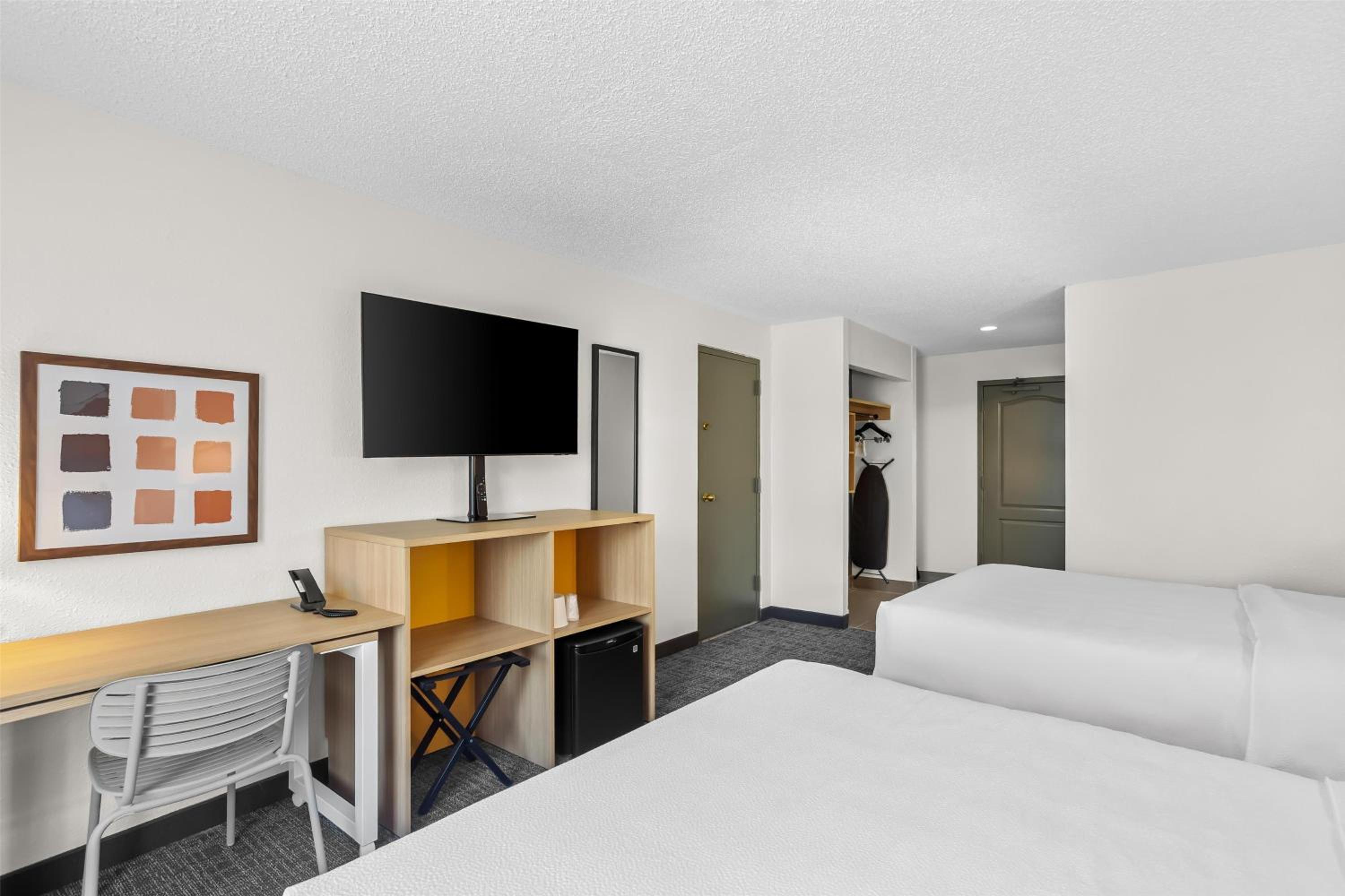 Queen Room with Two Queen Beds - Photo 1