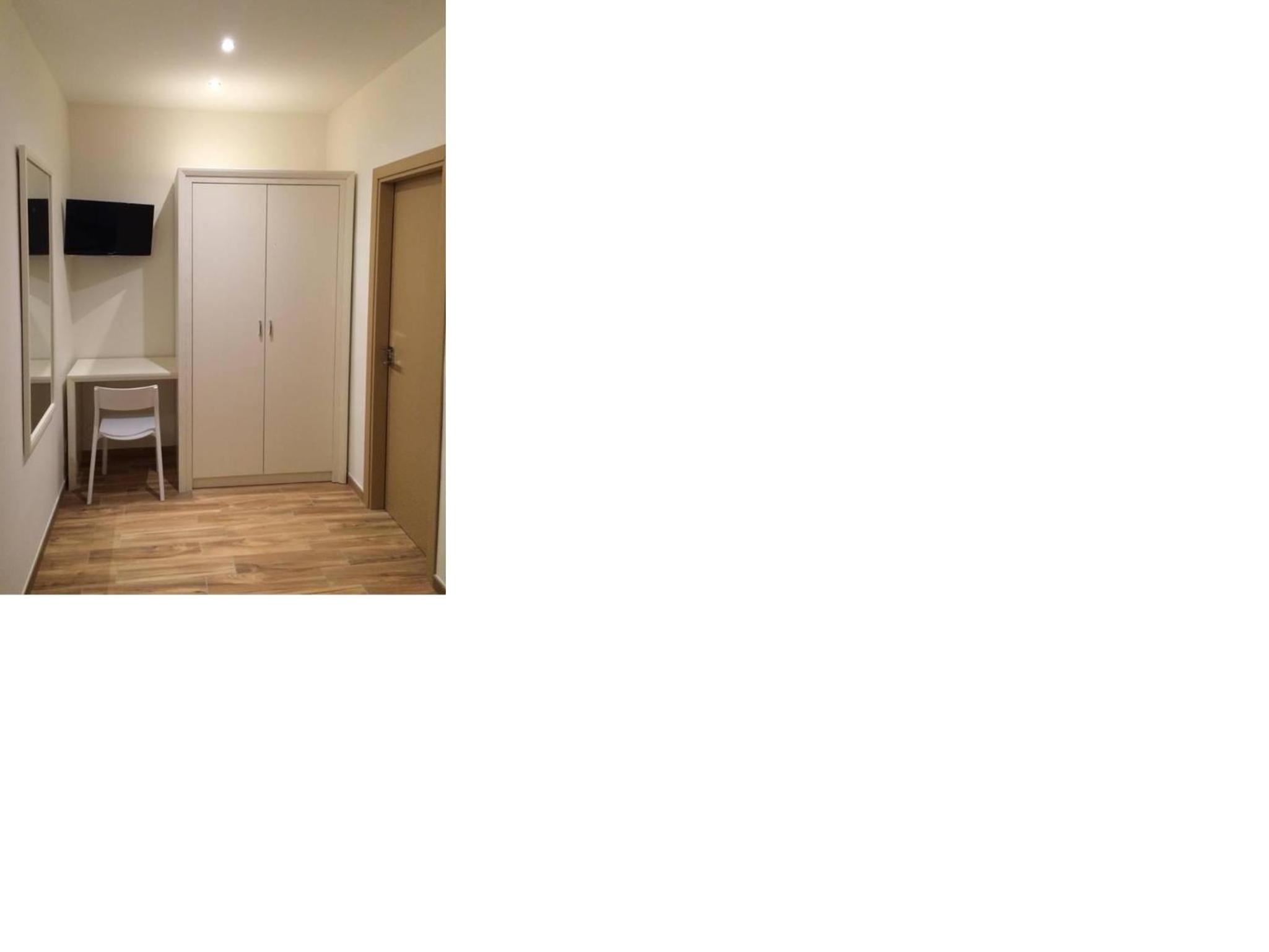 Budget Double Room - Photo 10