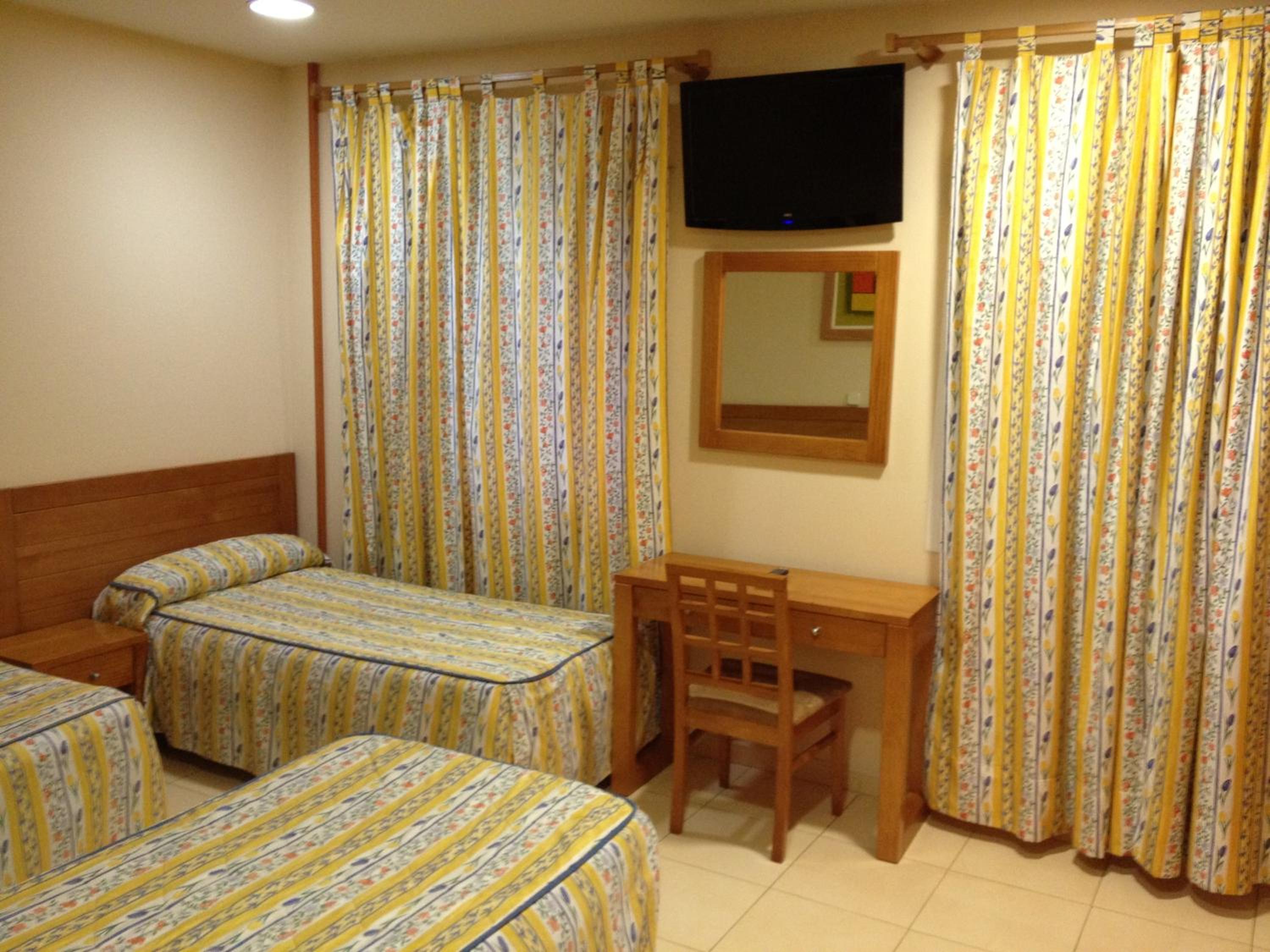 Triple Room with 3 Single Beds photo 2