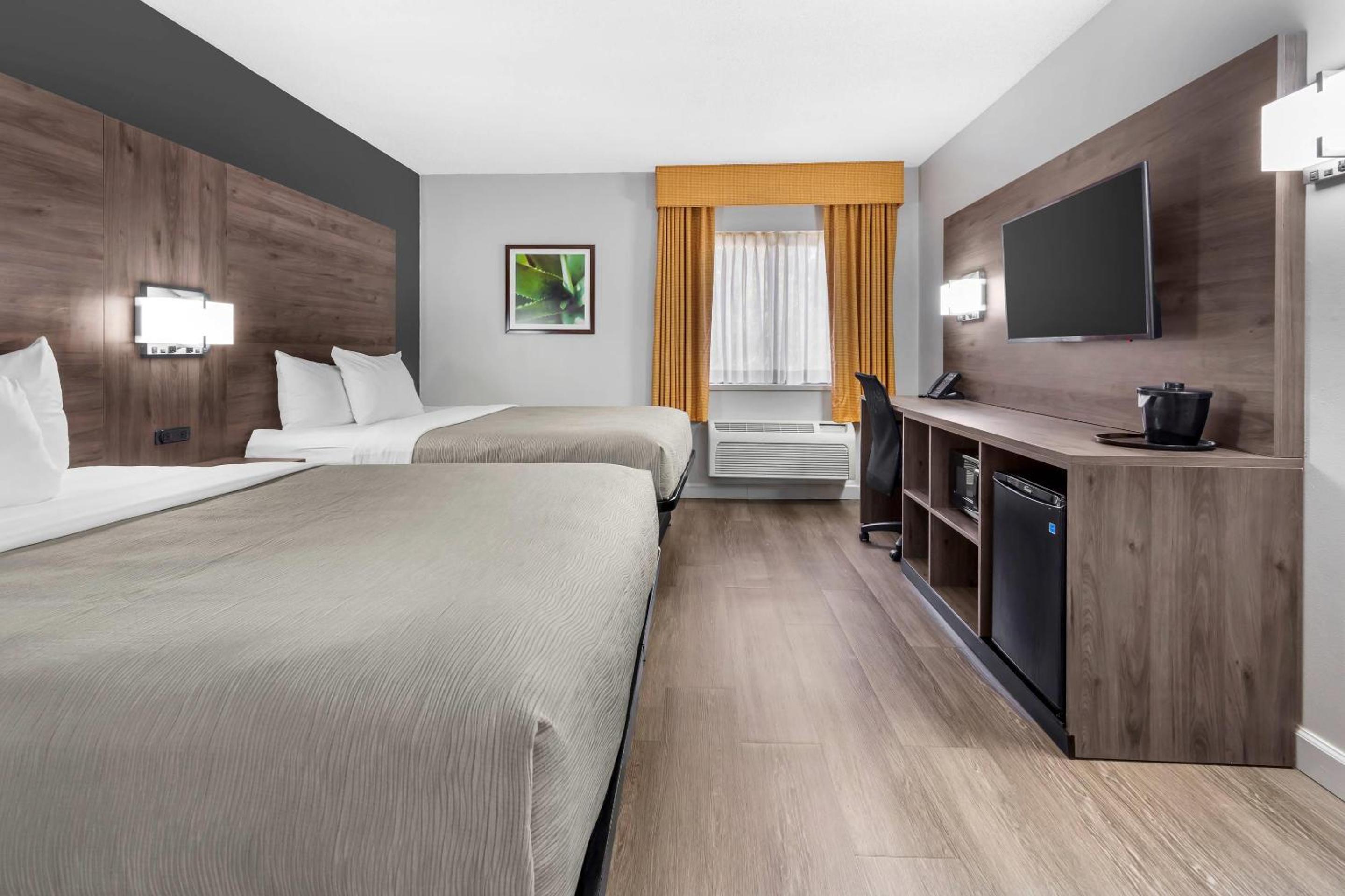 Queen Room with Two Queen Beds - Non Smoking - Photo 1