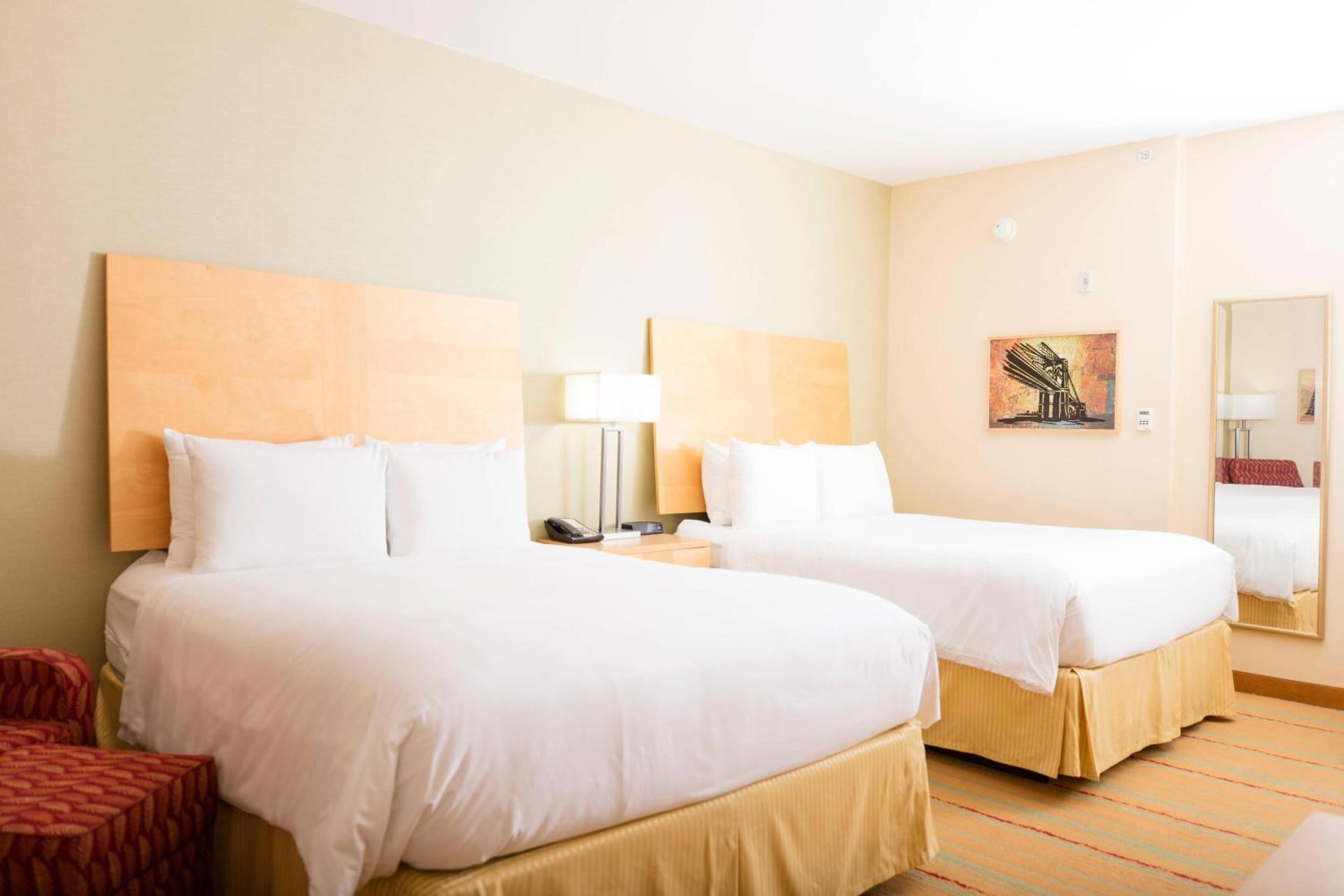 Queen Room with Two Queen Beds - Photo 3