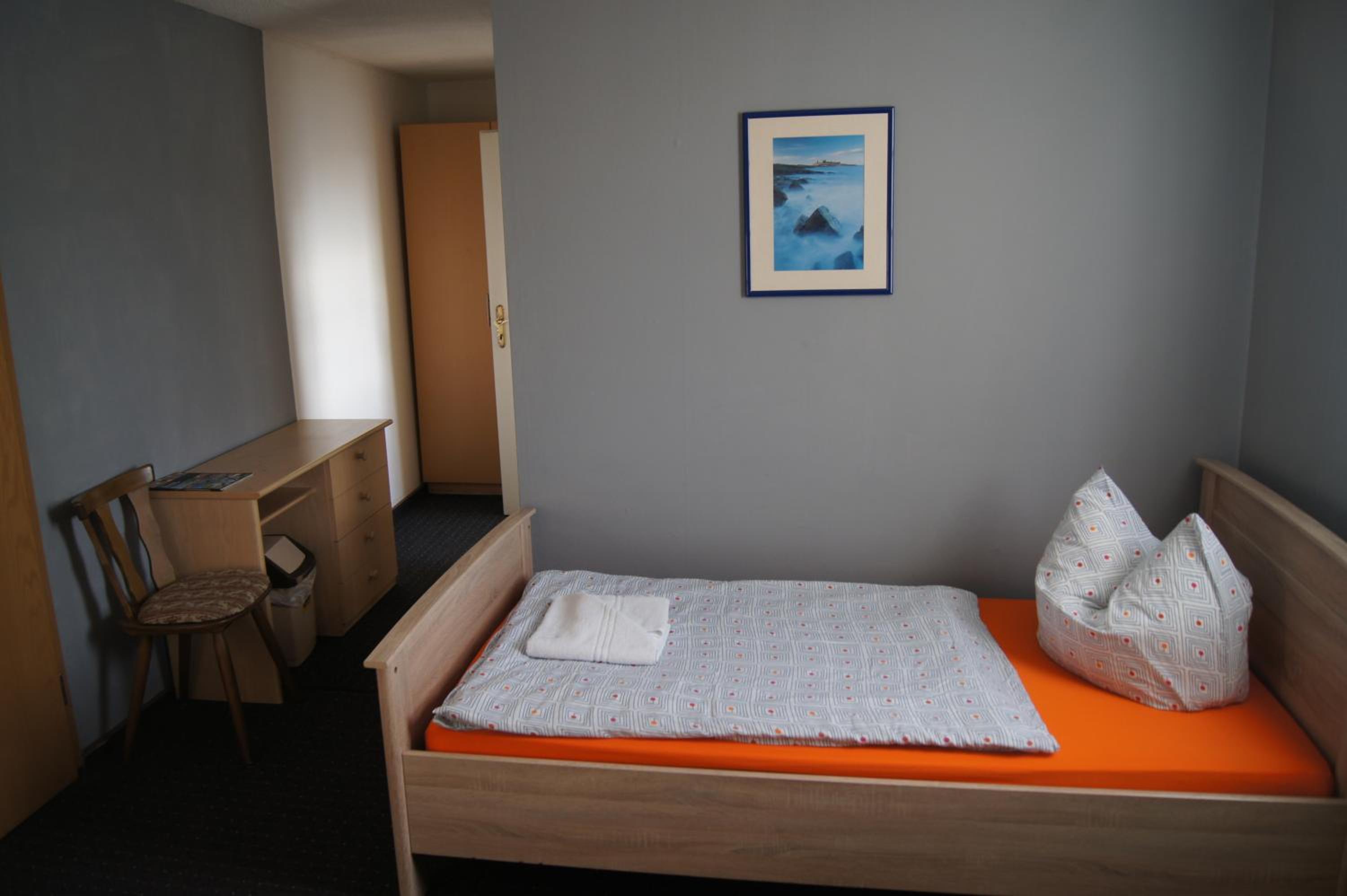 Standard Twin Room - Photo 4