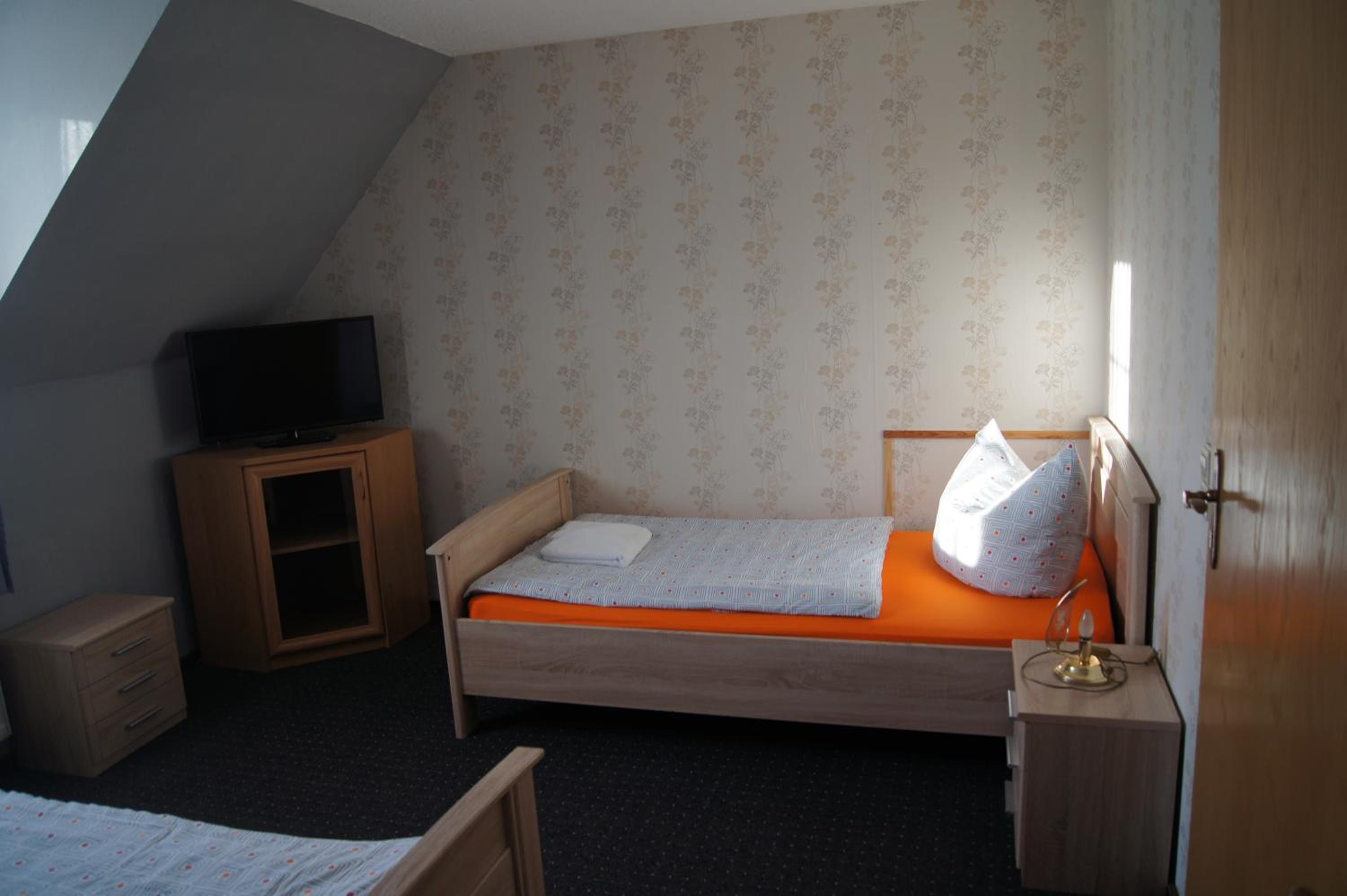 Standard Twin Room - Photo 2