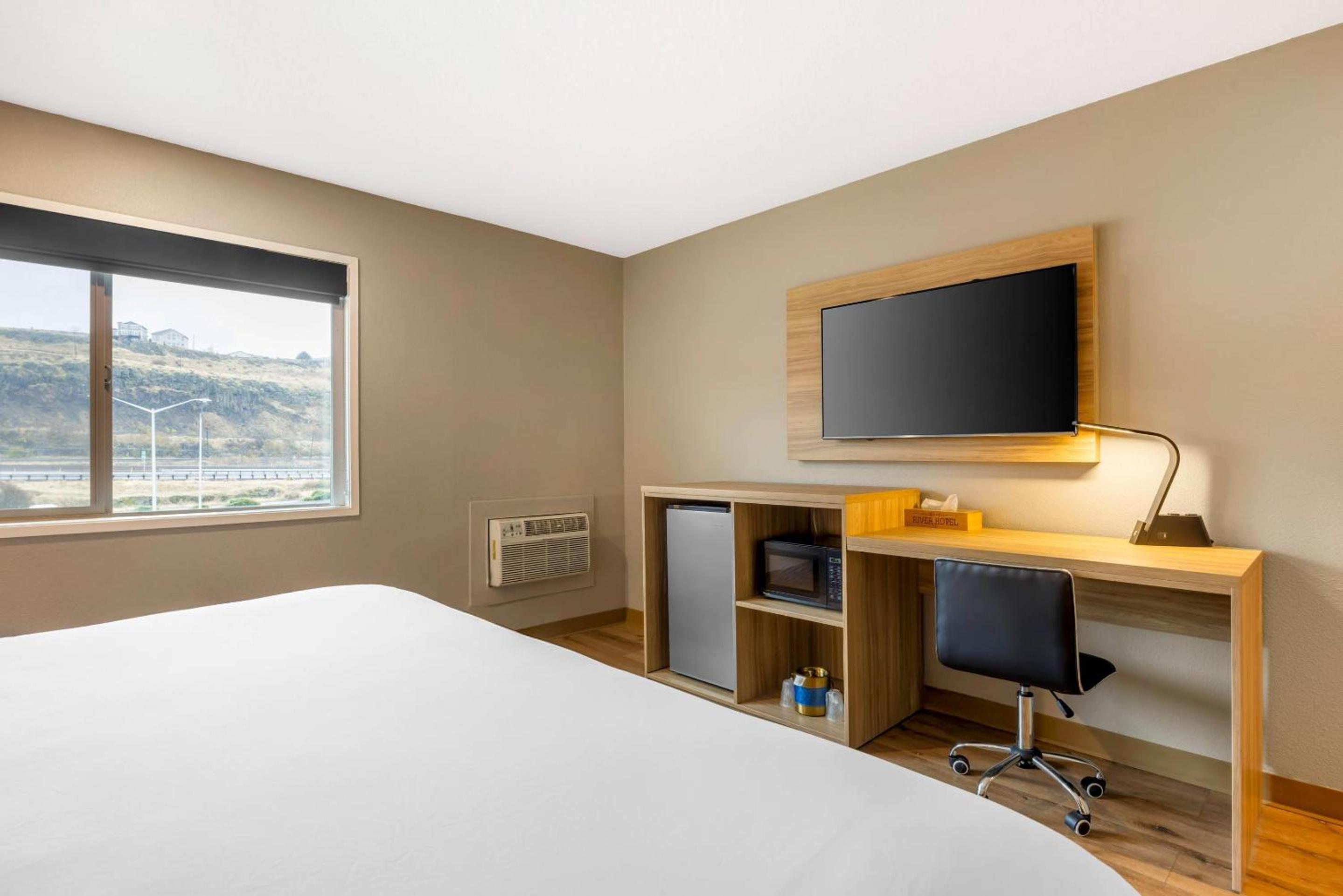 King Room - Non Smoking - Photo 3