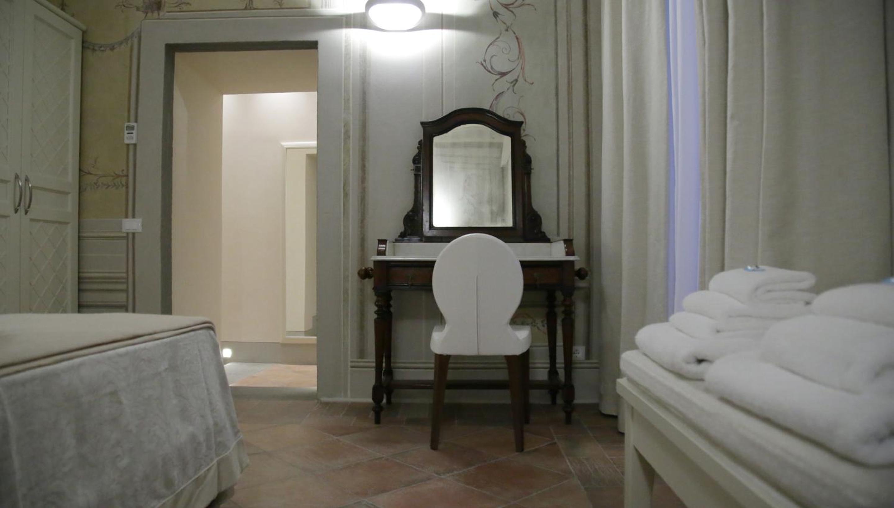 Deluxe Double or Twin Room thumbnail 6