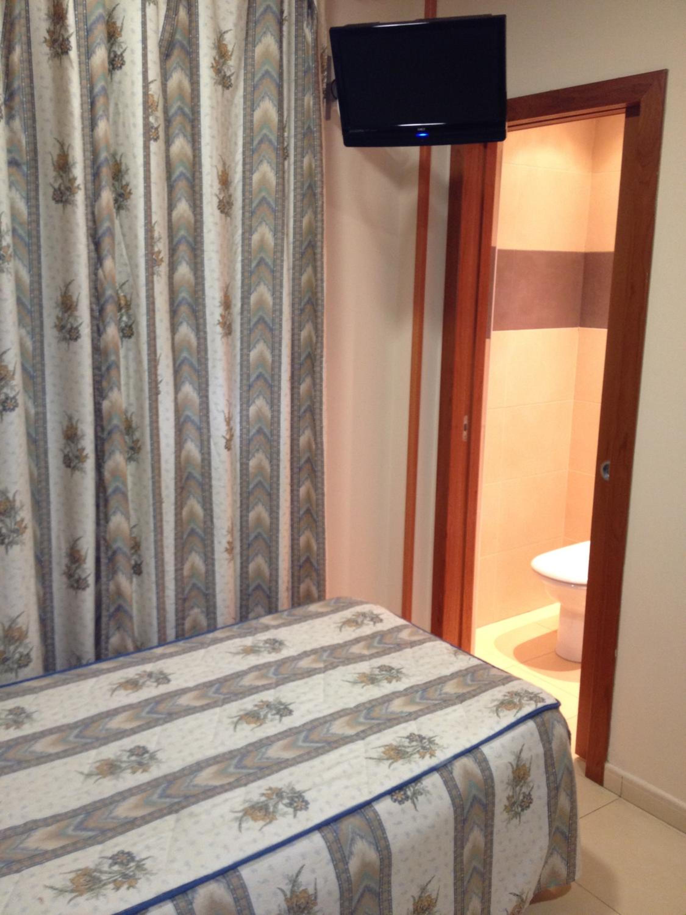 Single Room with Private Bathroom photo 2