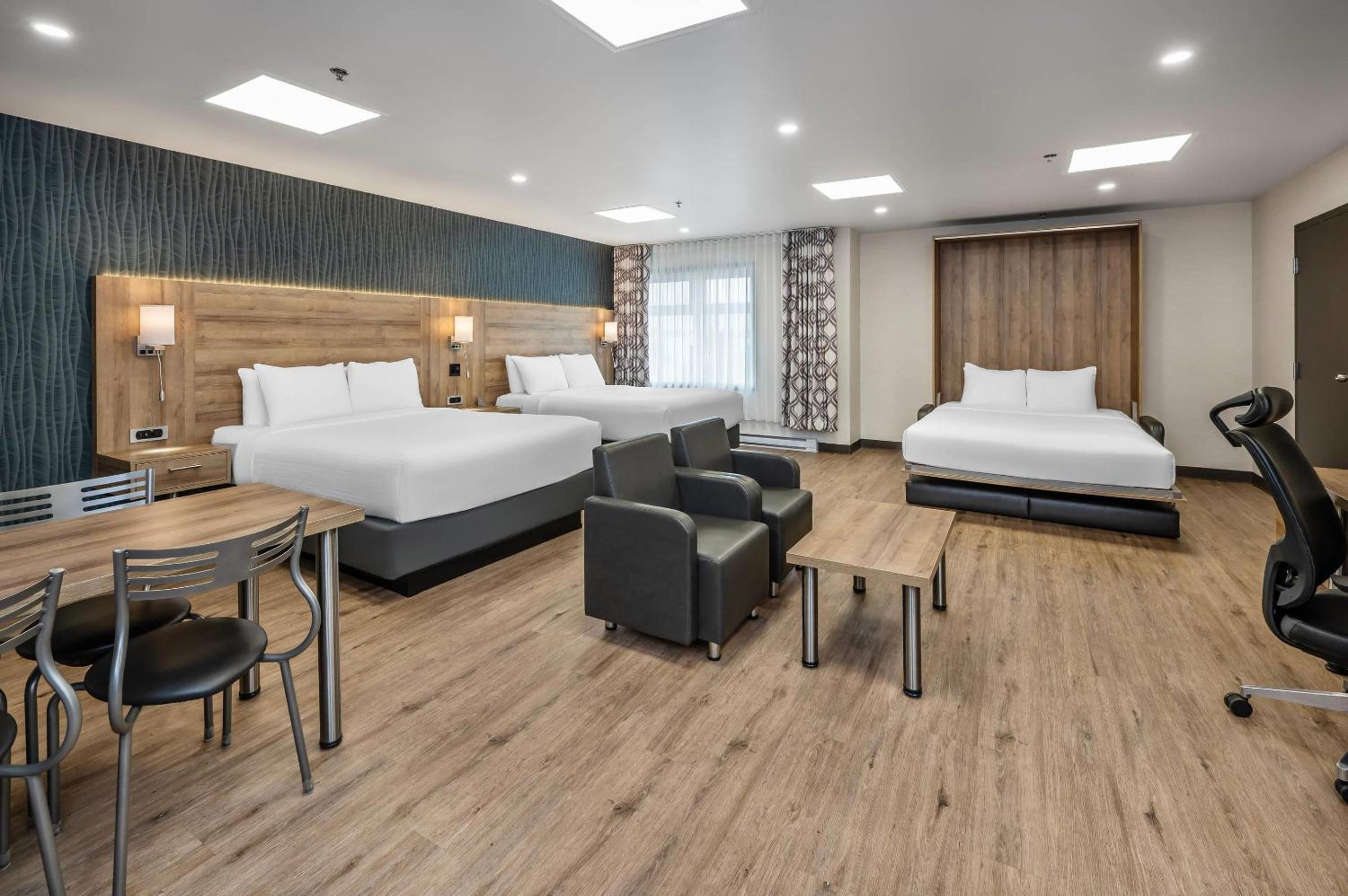 Superior Queen Suite with Three Queen Beds - Non-Smoking - Photo 2