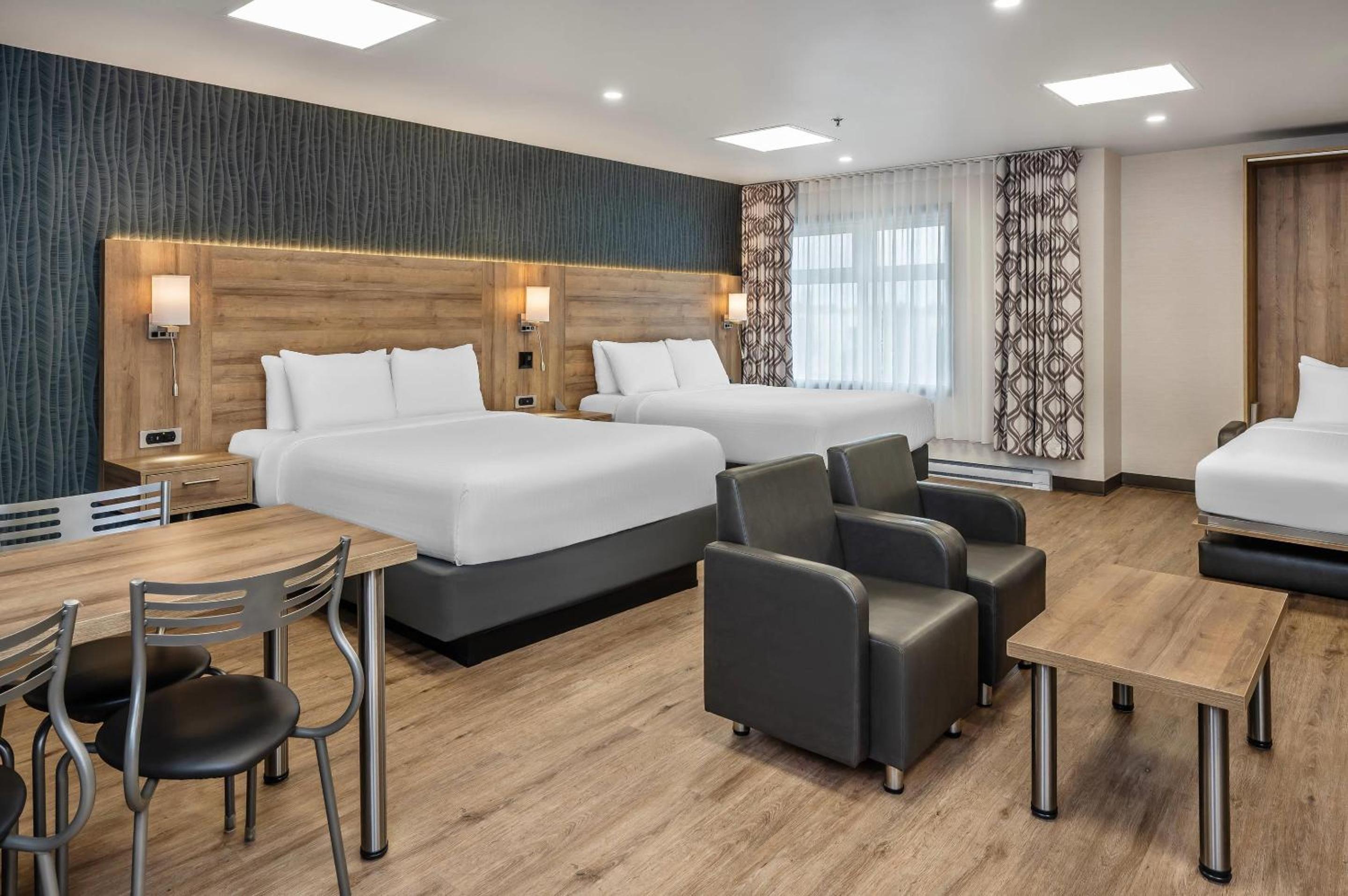 Superior Queen Suite with Three Queen Beds - Non-Smoking - Photo 3