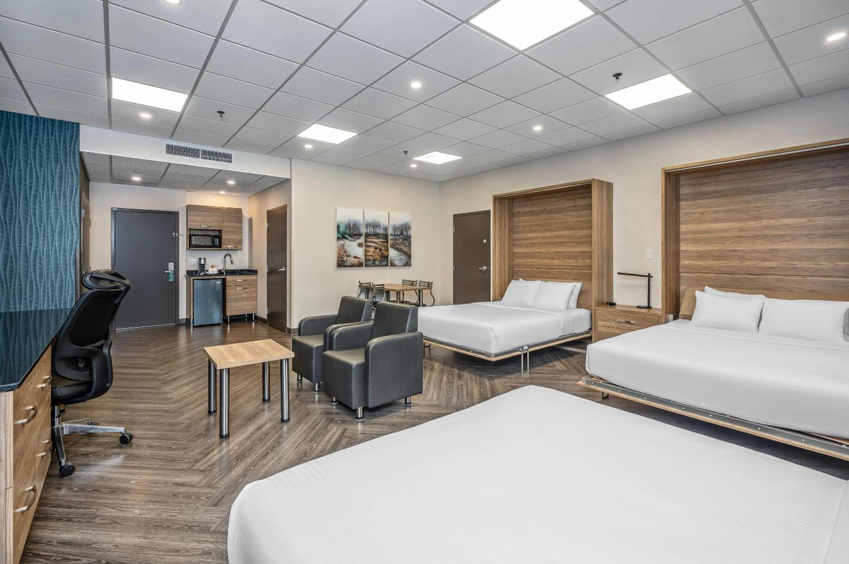 Suite with Three Queen Beds - Accessible/Non-Smoking - Photo 5
