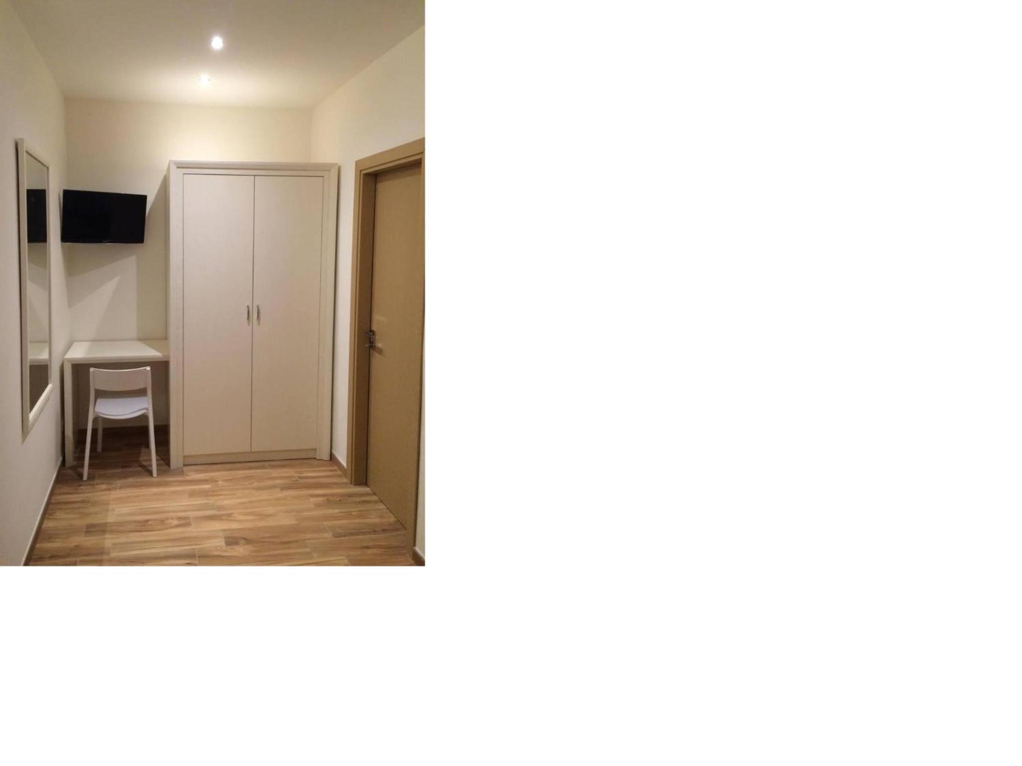 Budget Double Room - Photo 3
