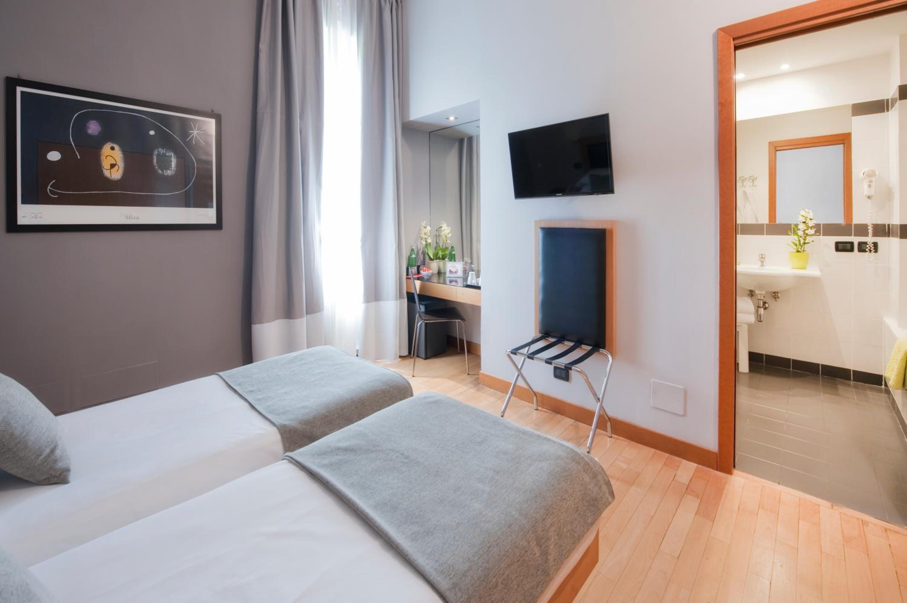 Standard Twin Room - Non-Smoking photo 2