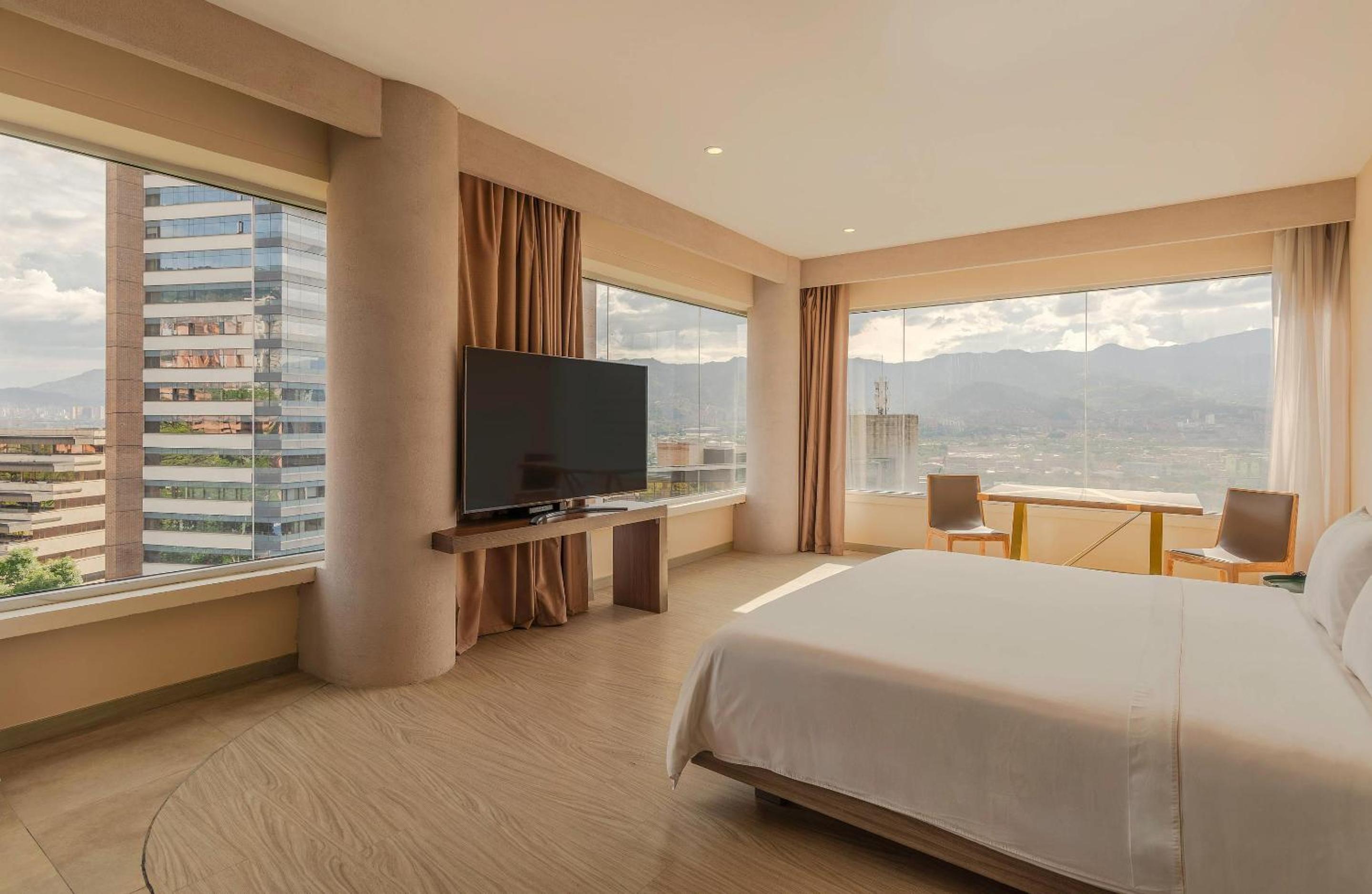 1 King Bed, Suite