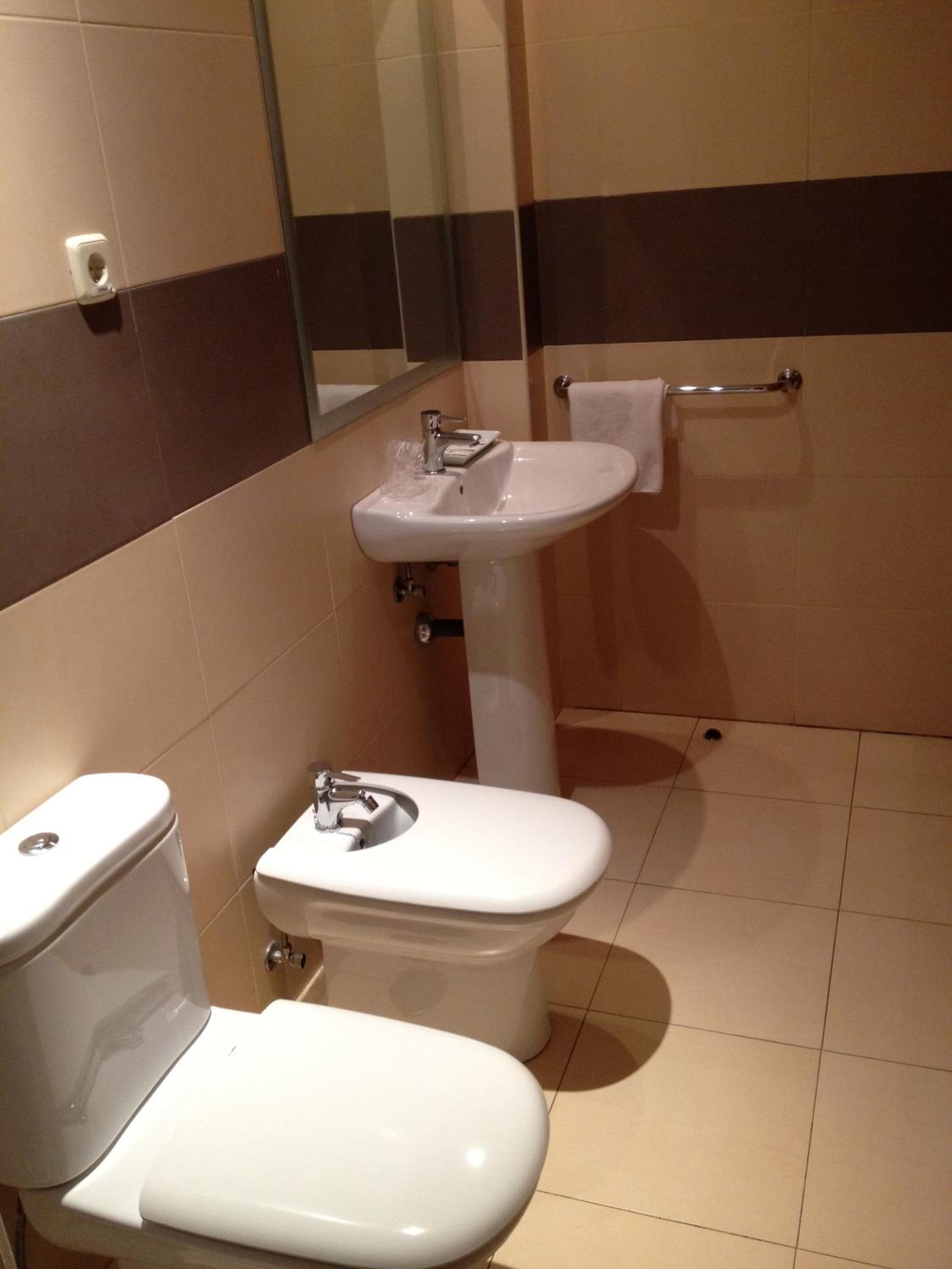 Twin Room with Private Bathroom photo 3