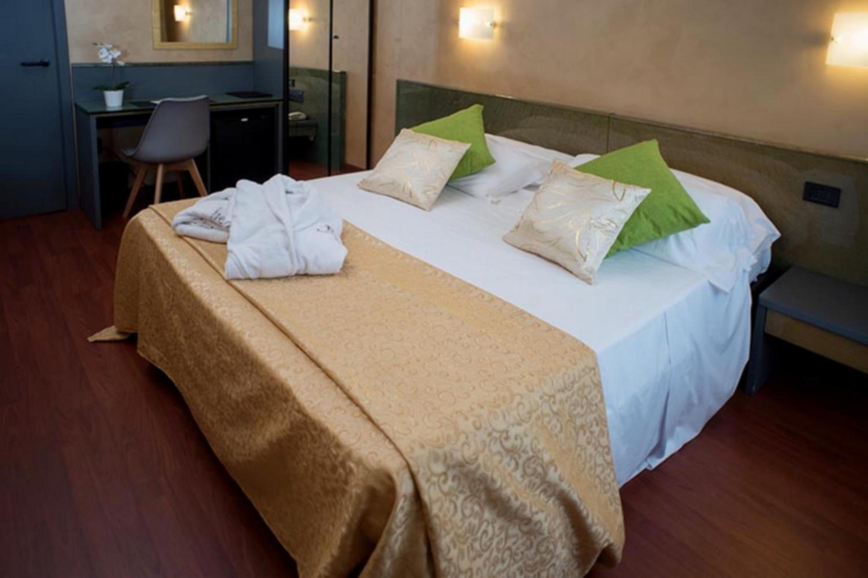 Standard Double Room (1 Adult) photo 3