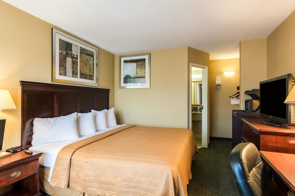 Standard Room, 1 King Bed, Non Smoking - Photo 3