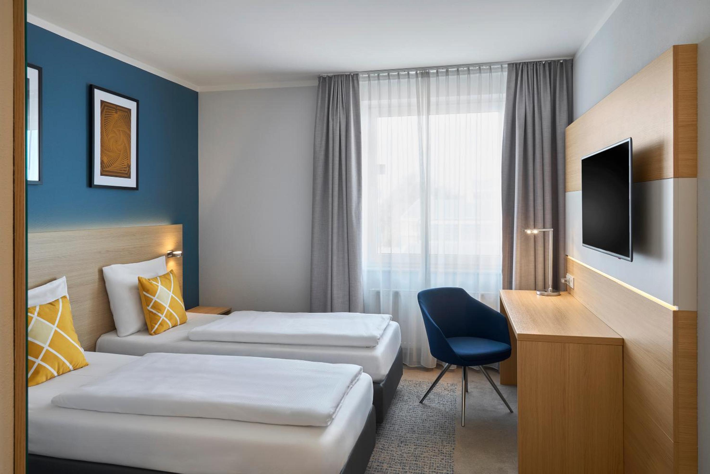 Standard Twin Room with Two Twin Beds and Street View - Photo 3