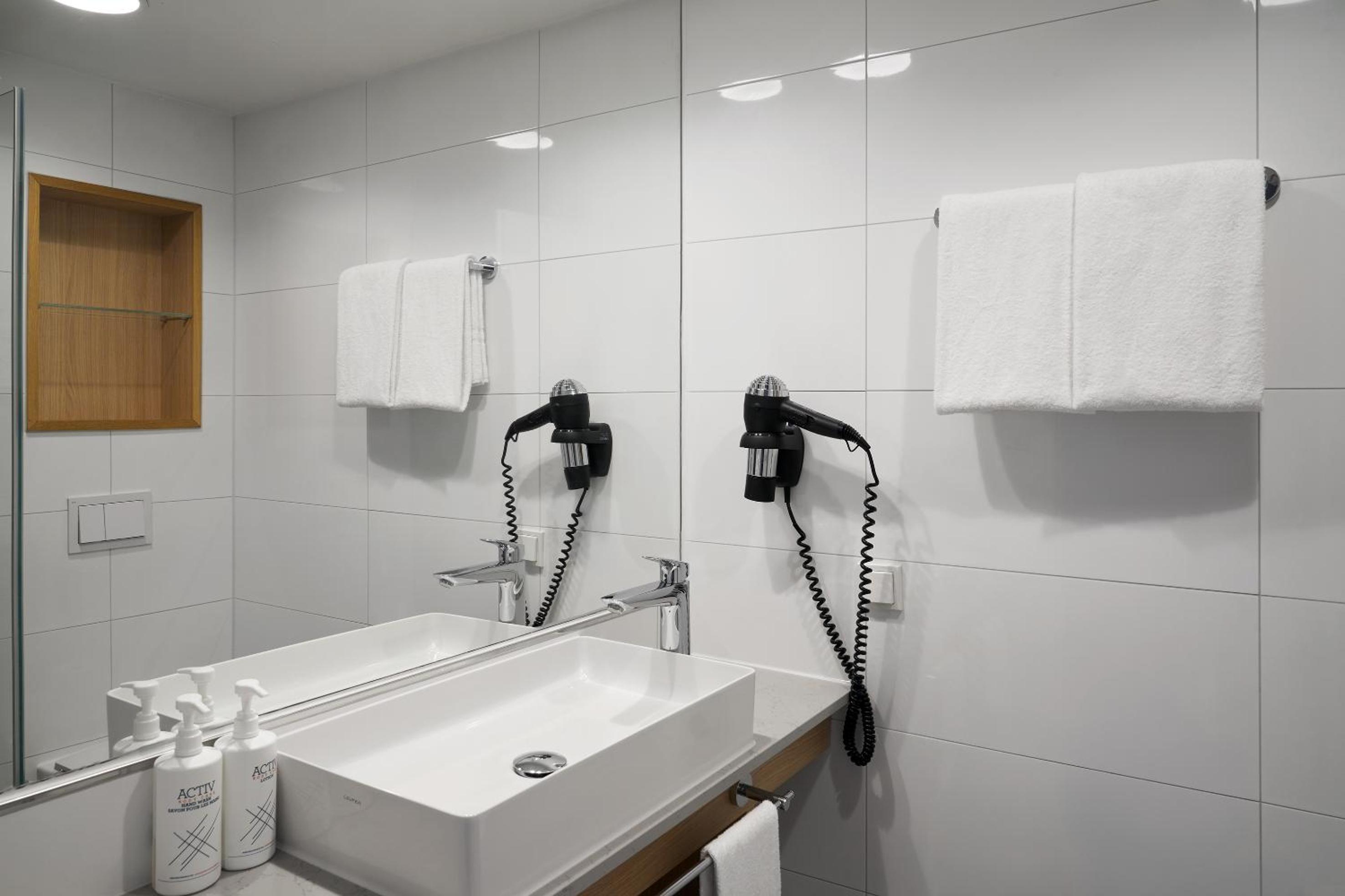 Standard King Room with Street View - Photo 2