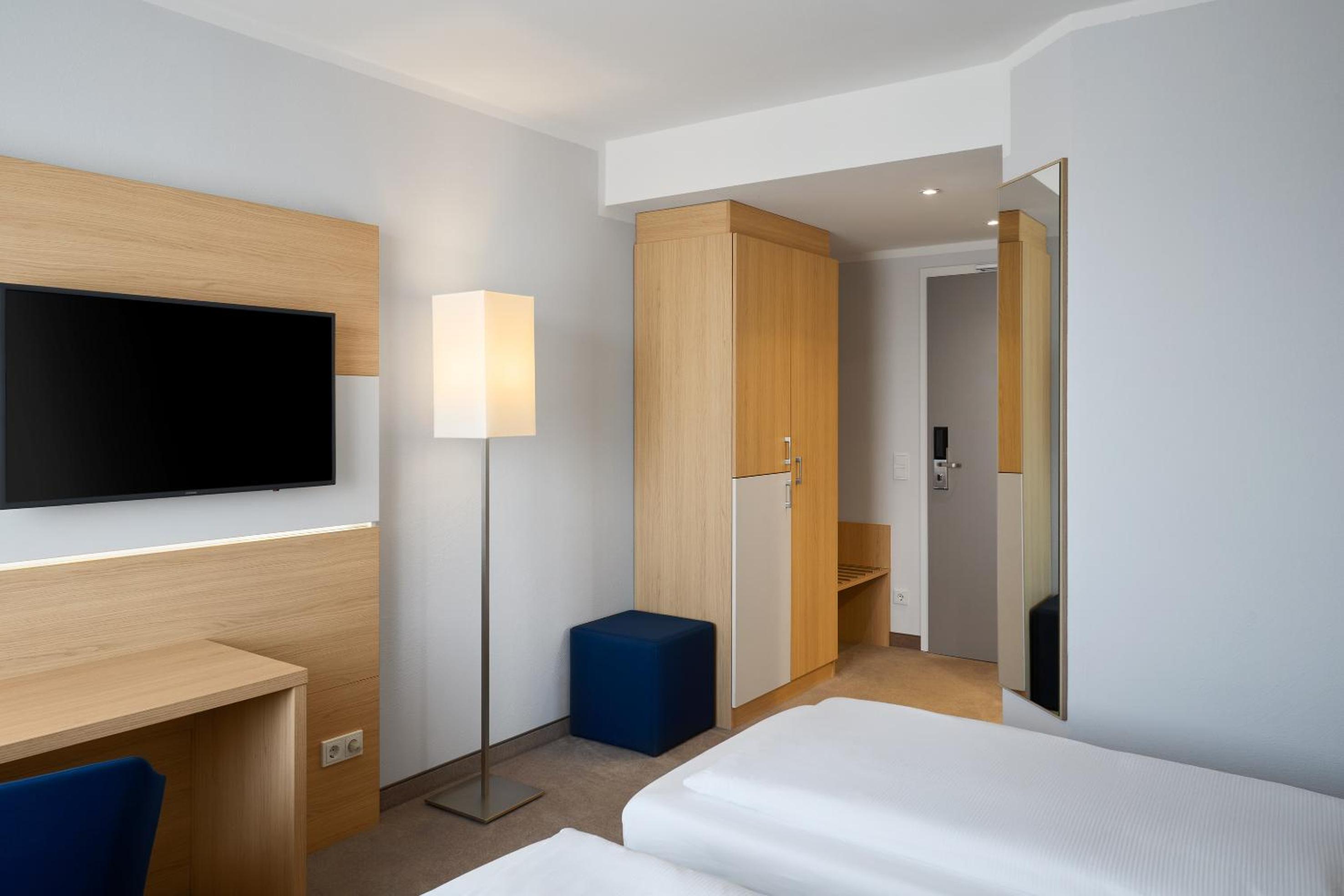 Standard Twin Room with Two Twin Beds and Street View - Photo 4