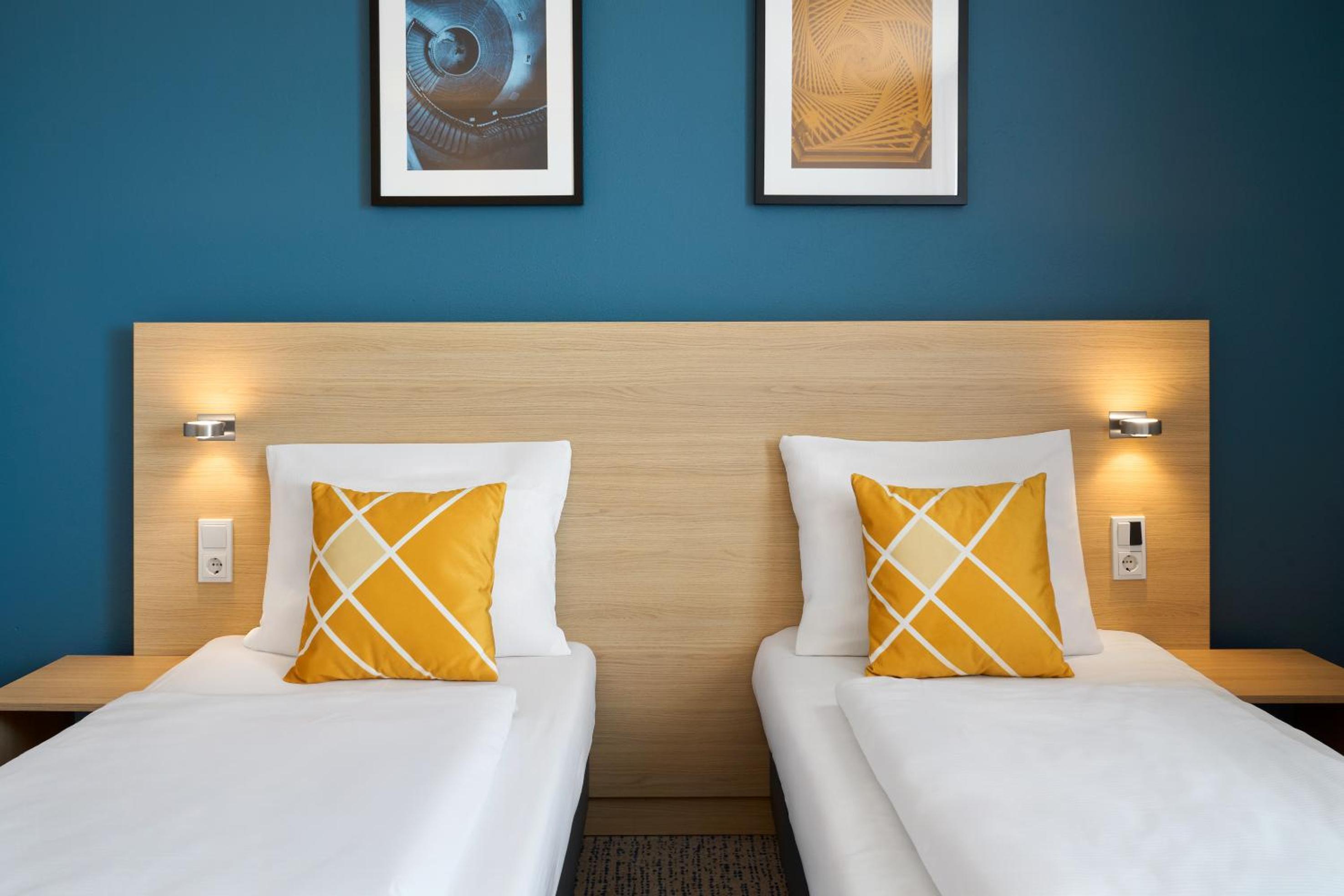 Standard Twin Room with Two Twin Beds and Street View - Photo 5