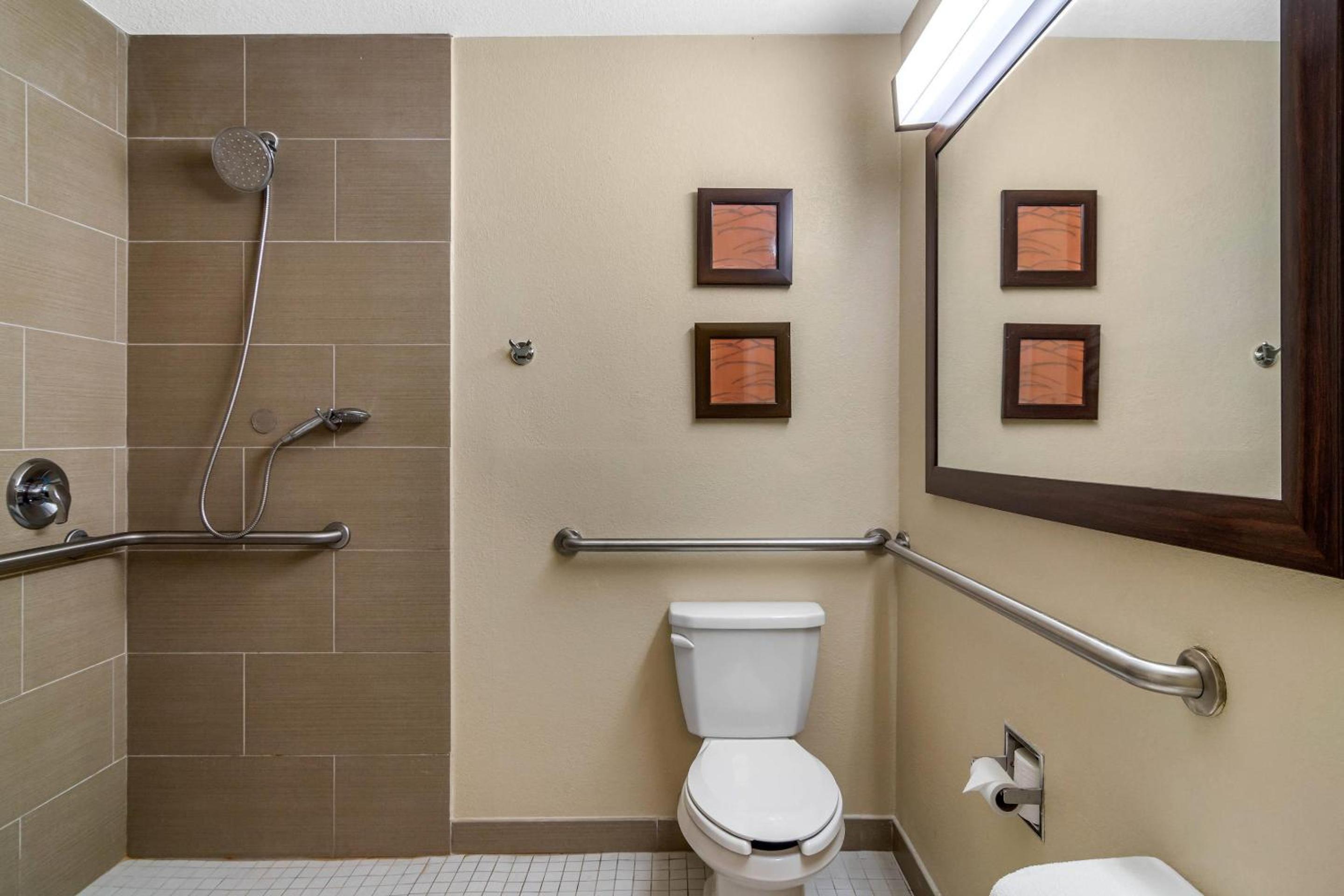 King Suite with Whirlpool - Non-smoking - Photo 2